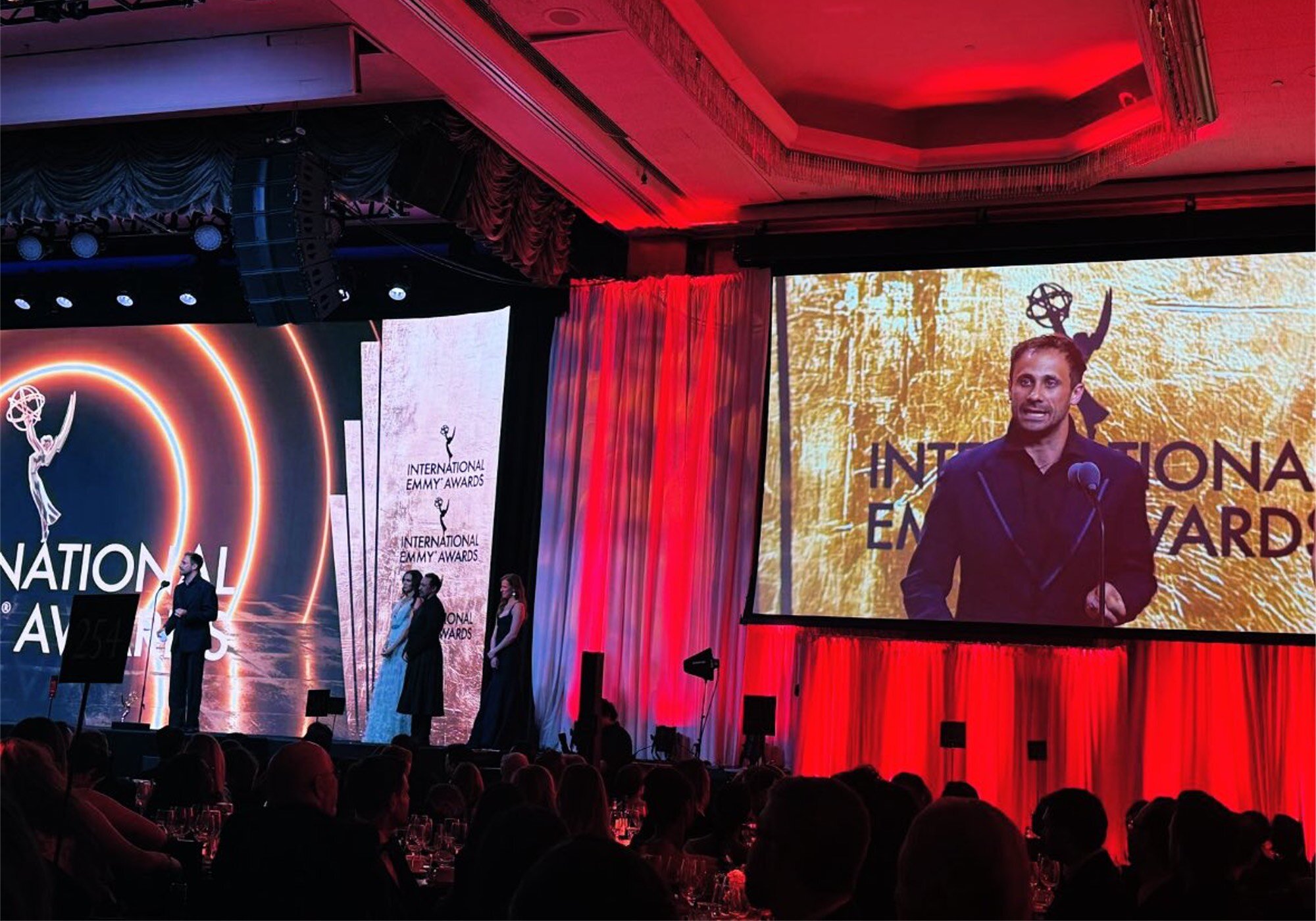 Oriol Pla, recogiendo su premio Emmy Internacional como Mejor Actor por 'Yo, adicto'