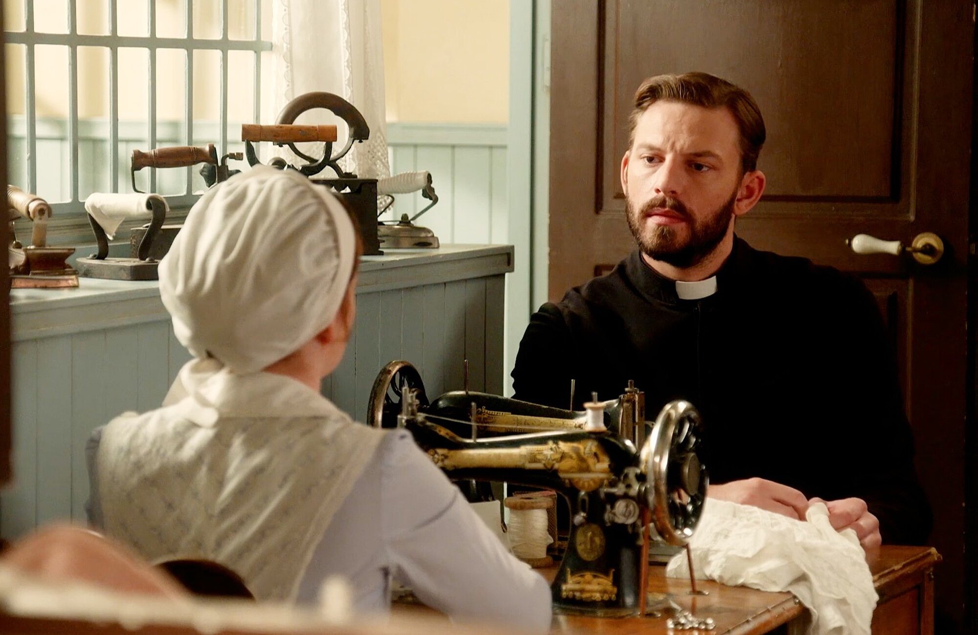 El padre Samuel habla con María Fernández en 'La promesa'