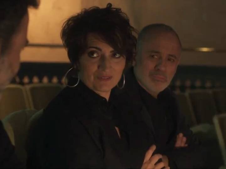 Silvia Abril y Javier Gutiérrez en el último episodio de 'La Agencia'