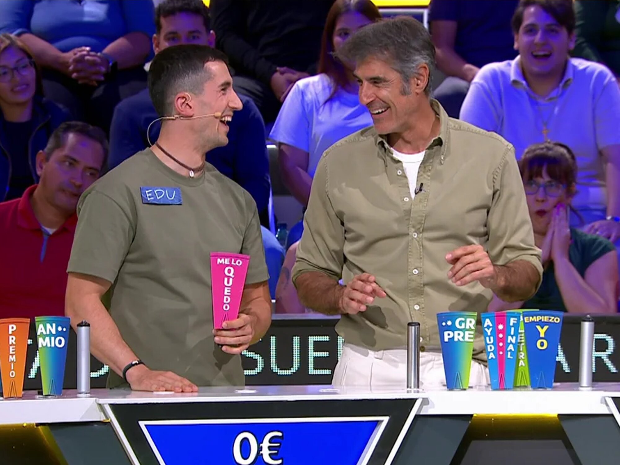 Jorge Fernández junto a Edu, un concursante, en 'La ruleta de la suerte'