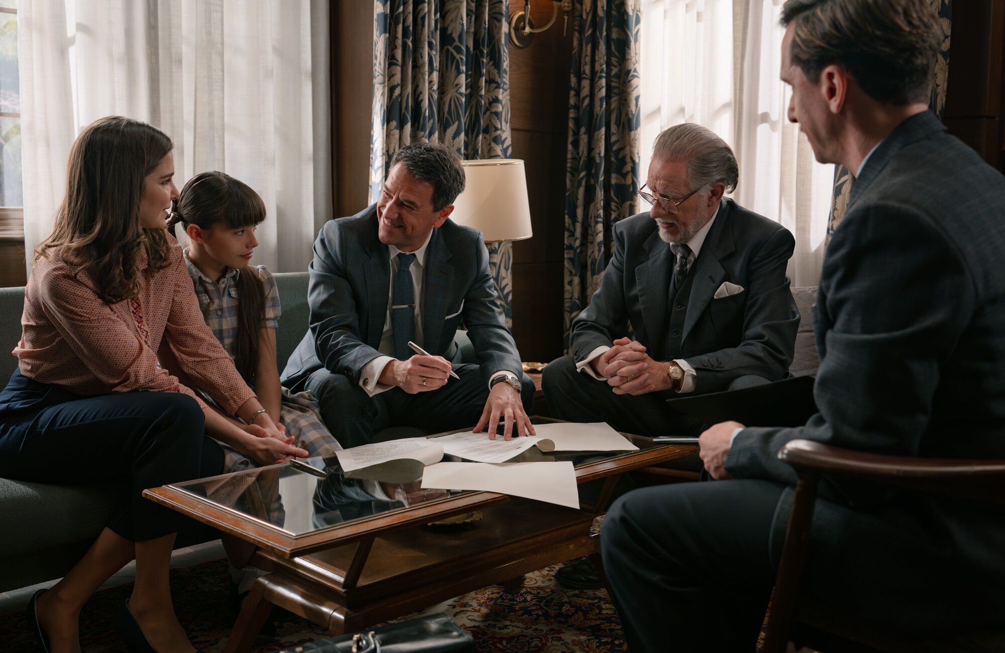 Varios personajes de 'Sueños de libertad' en una firma junto a Julia