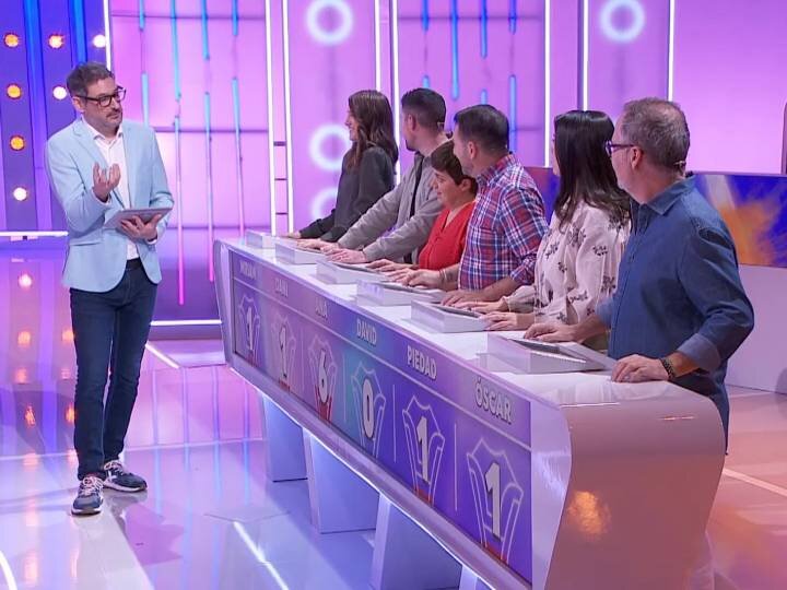 Eugeni Alemany con varios concursantes en el plató de 'Agárrate al sillón'