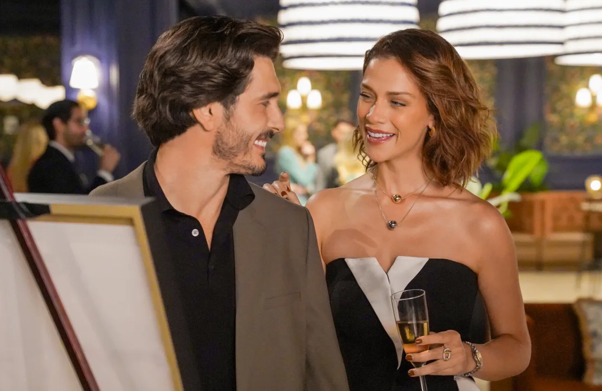 Yon González y Carolina Miranda en 'Velvet: El nuevo imperio'