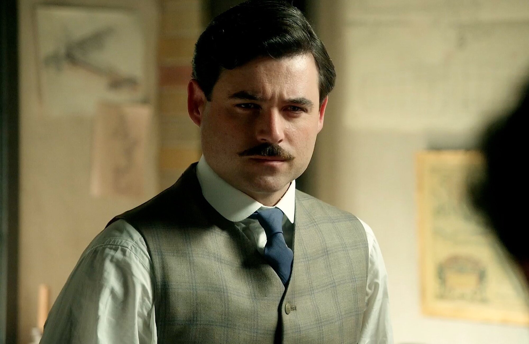 Toño informa a Manuel de lo que pasa con Enora en 'La promesa'