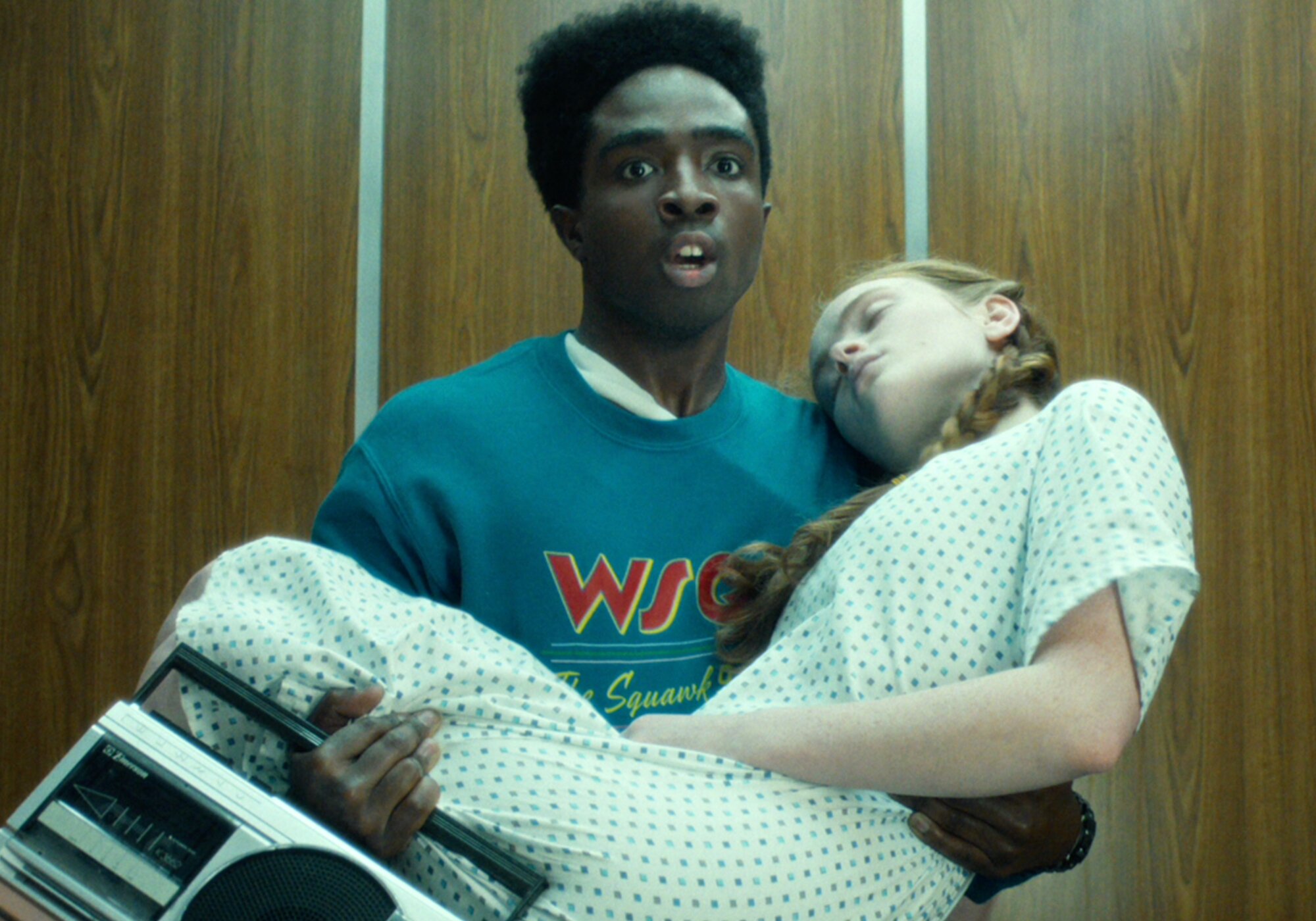 Caleb McLaughlin sostiene a Sadie Sink en 'Stranger Things 5'