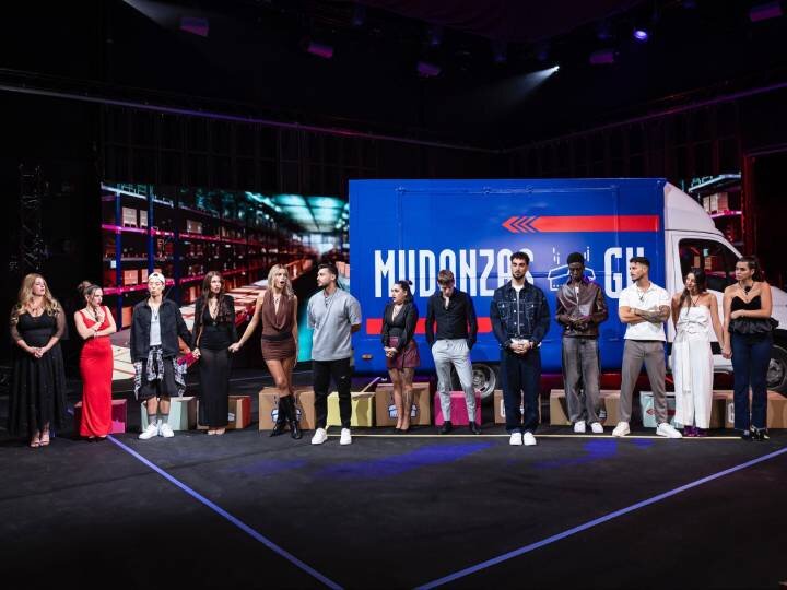 Los concursantes de 'Gran hermano 20', en la gala 5, ante el camión de la mudanza