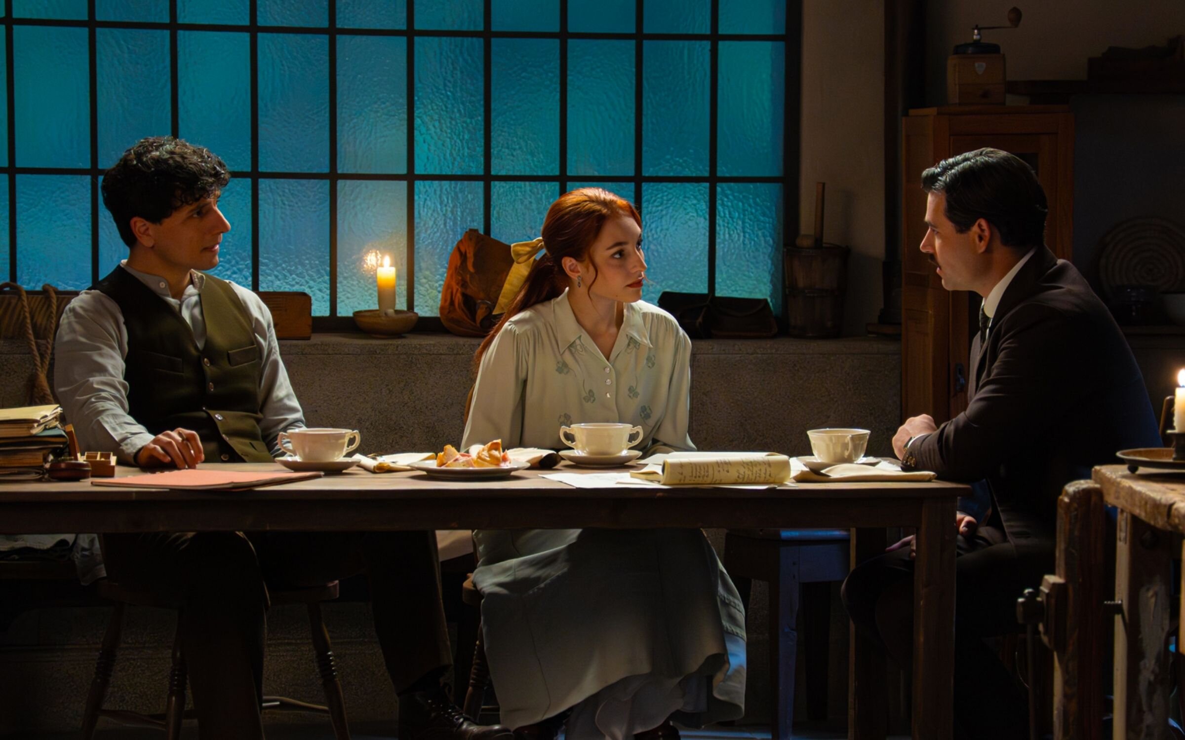 Toño, Enora y Manuel en 'La promesa'