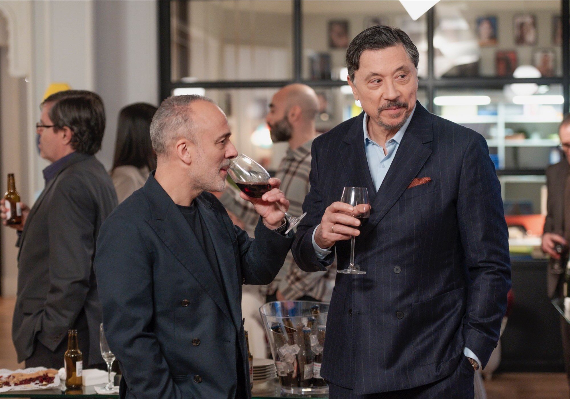 Javier Gutiérrez y Carlos Bardem, en el último capítulo de 'La agencia'