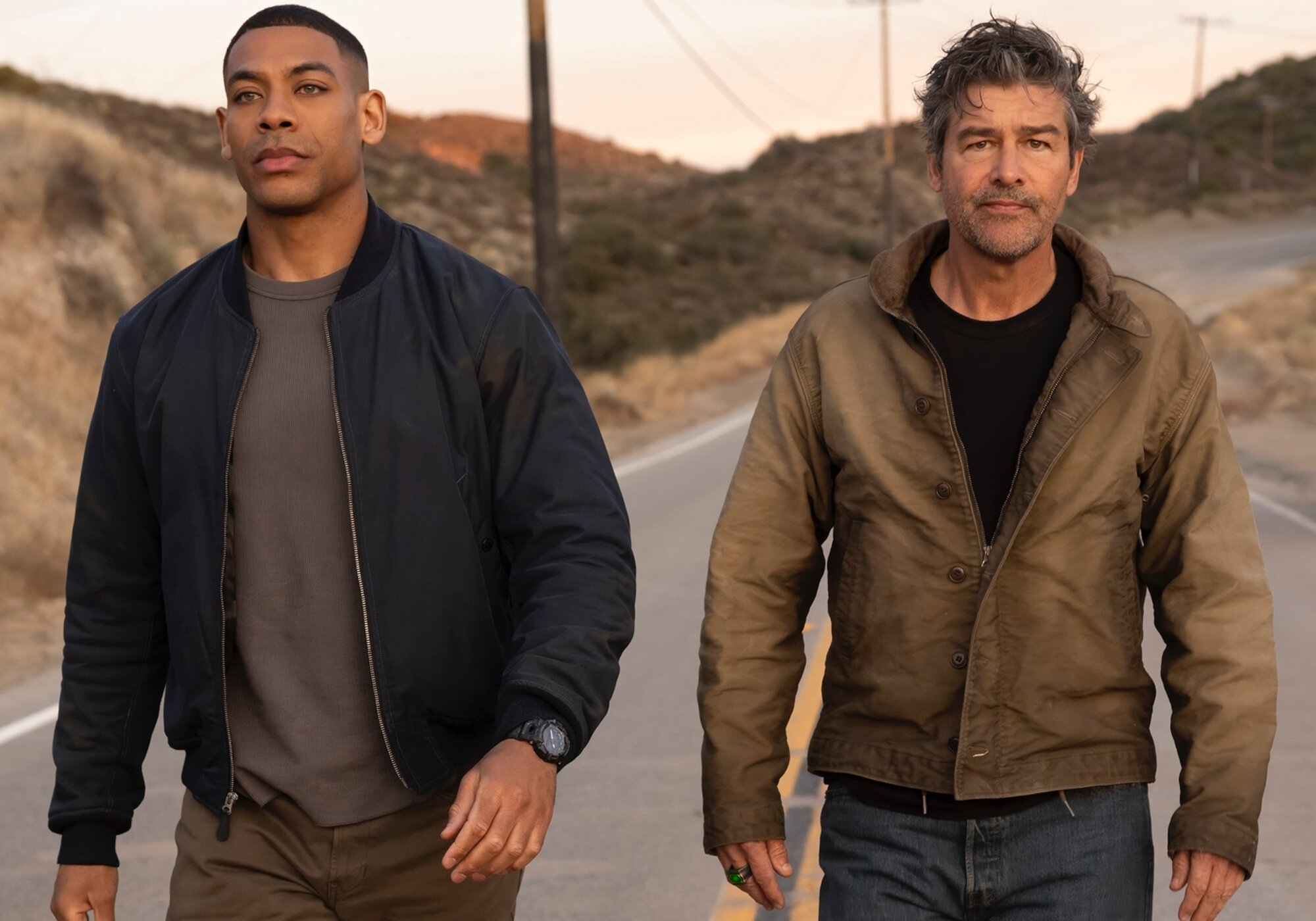 Aaron Pierre y Kyle Chandler en 'Lanterns'