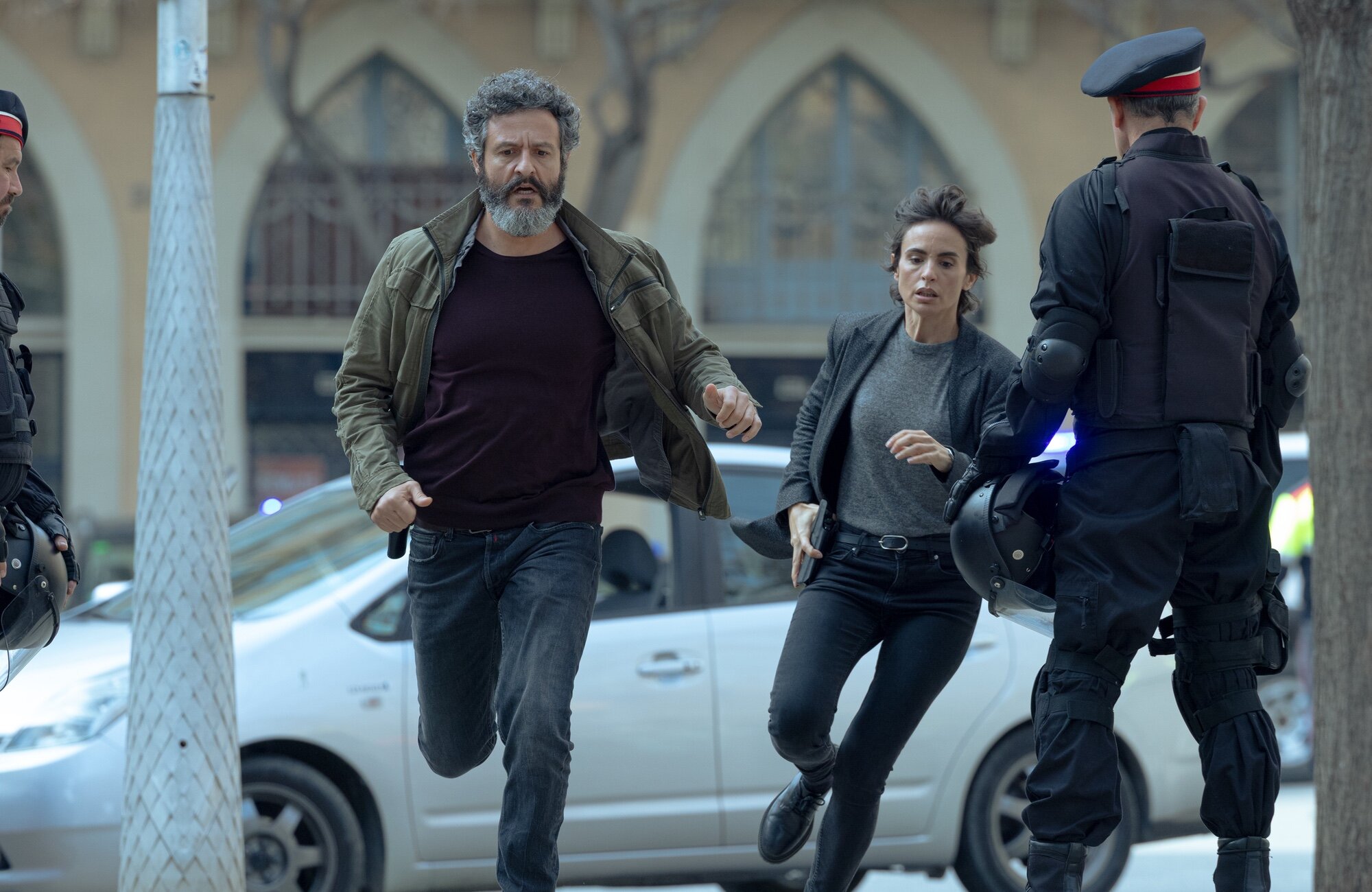 Milo (Isak Férriz) y Rebeca (Verónica Echegui) corren en una escena de 'Ciudad de sombras'