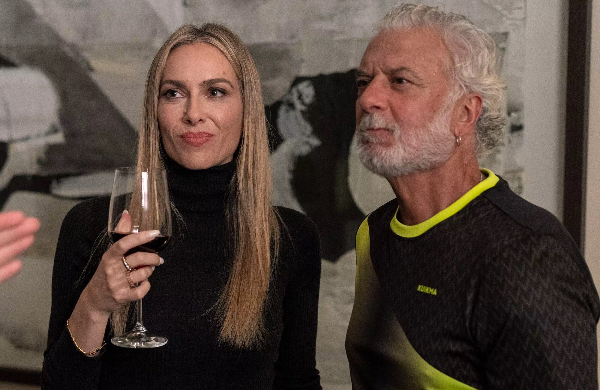 Adolfo Fernández junto a Kira Miró en un capítulo de 'Machos Alfa'