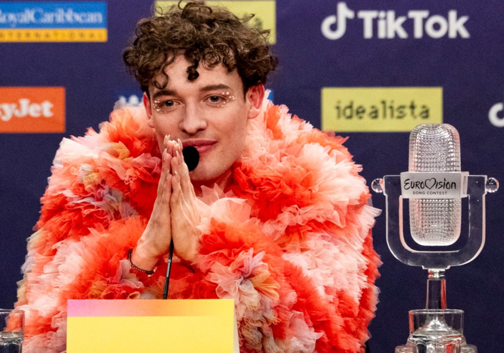 Nemo devuelve el trofeo de Eurovisión 2024