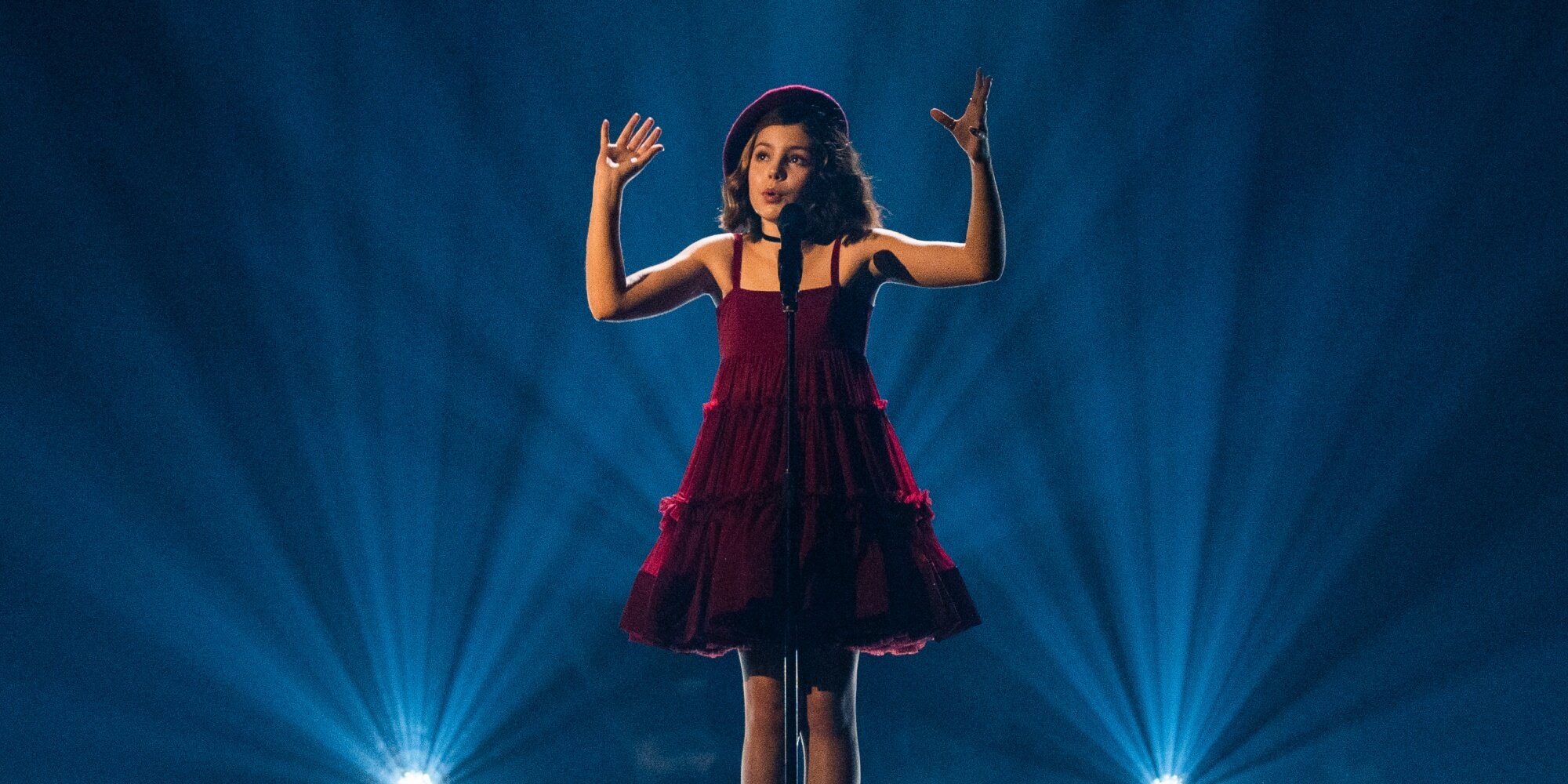 Lou Deleuze interpretando en la final "Ce Monde", canción ganadora de Eurovisión Junior 2025