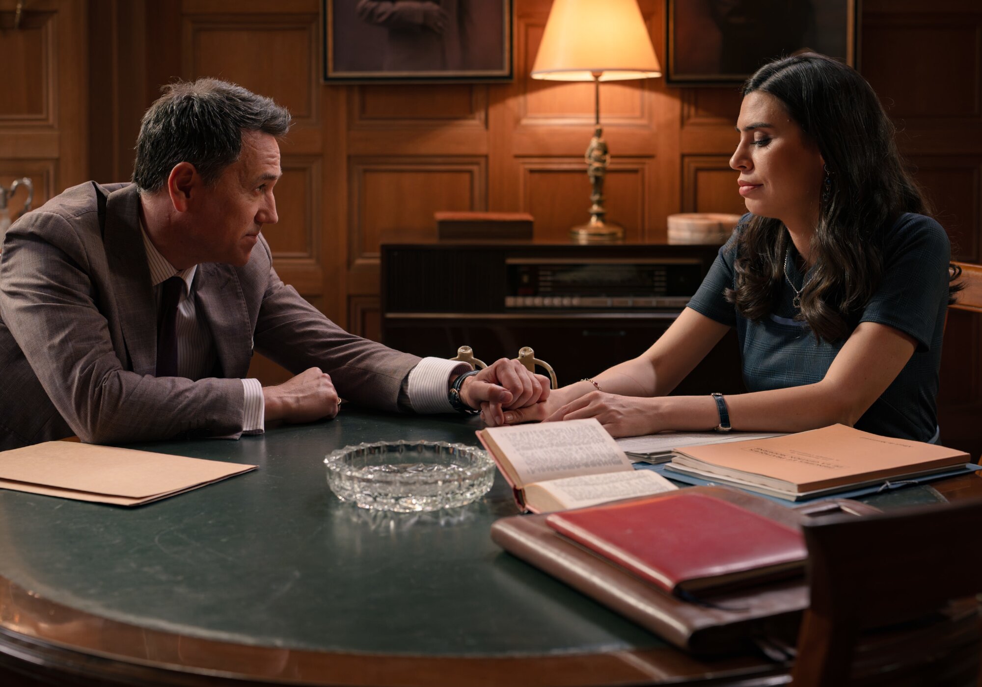 Gabriel y María se dan la mano en 'Sueños de libertad'