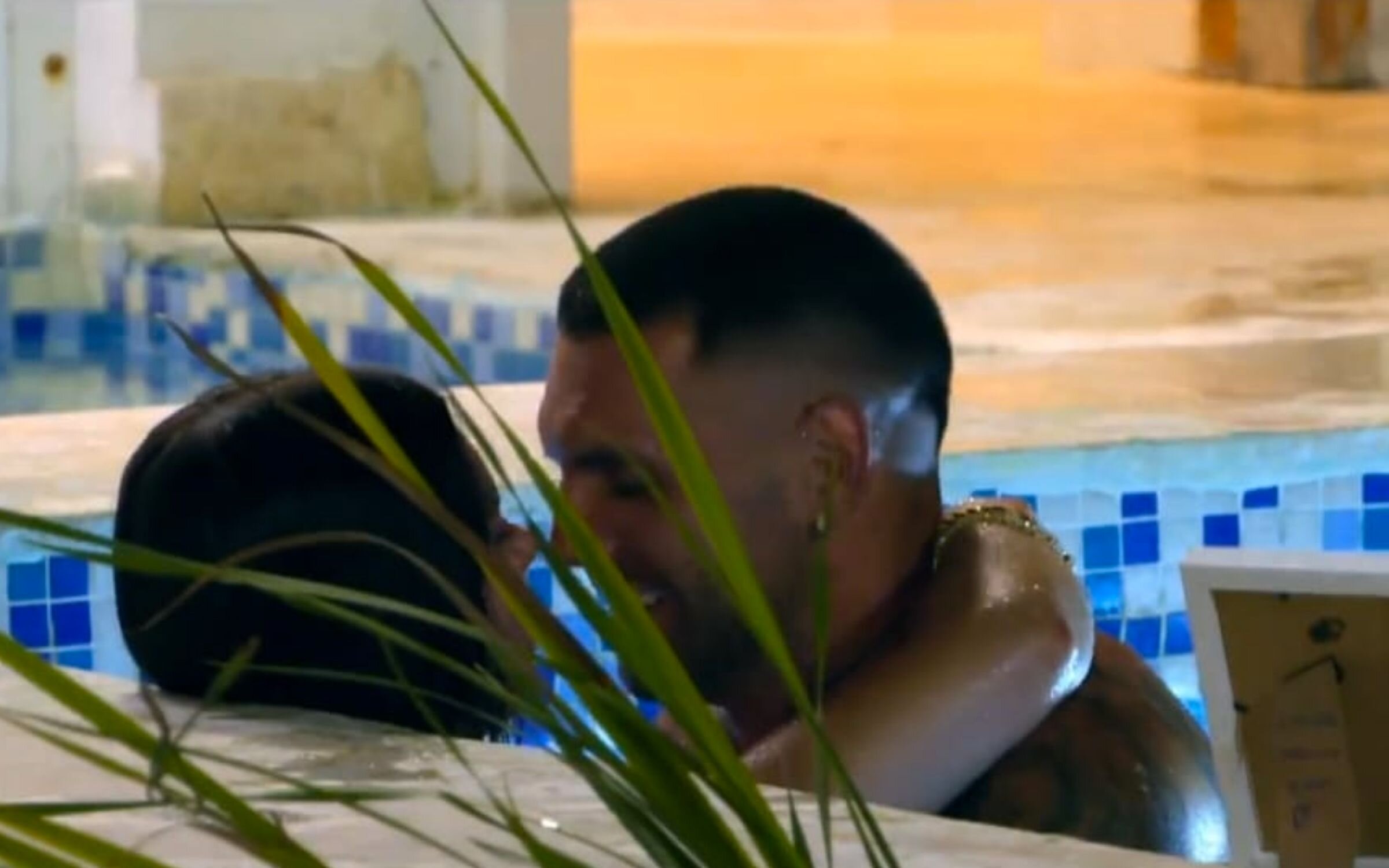 Helena y Barranco junto a la foto de Rodri en 'La isla de las tentaciones 9'