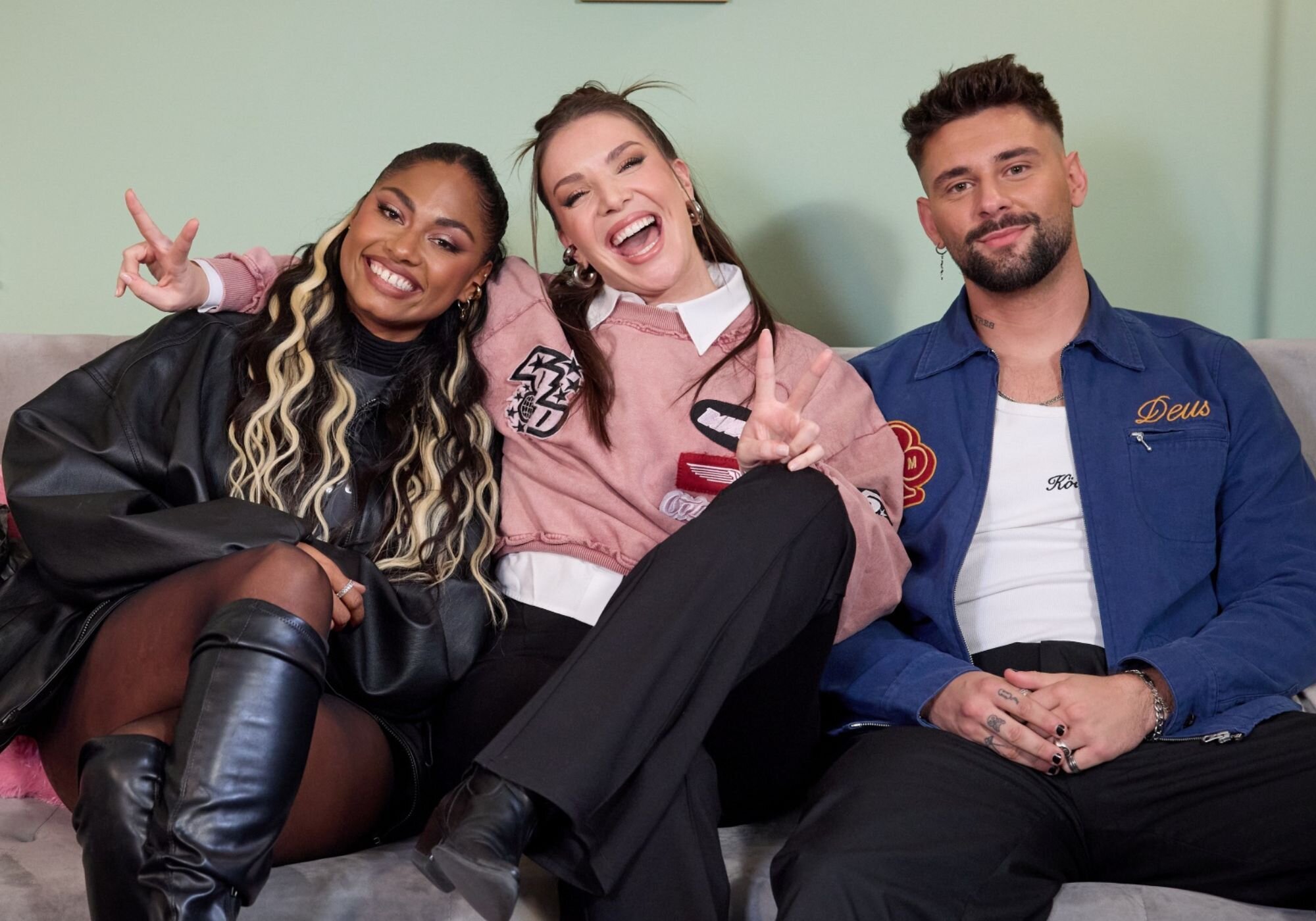 Nia, Inés Hernand y J Kbello, en 'Exceso de equipaje'