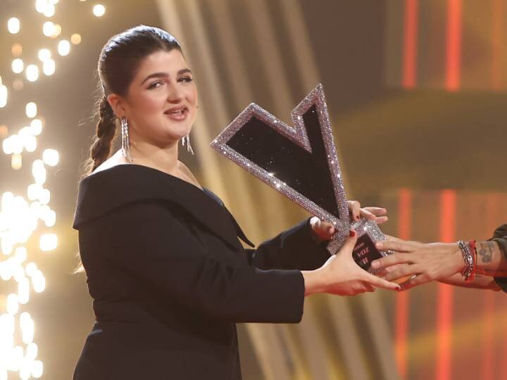 Antía recibe el trofeo de 'La Voz 2025' de manos de Pablo López