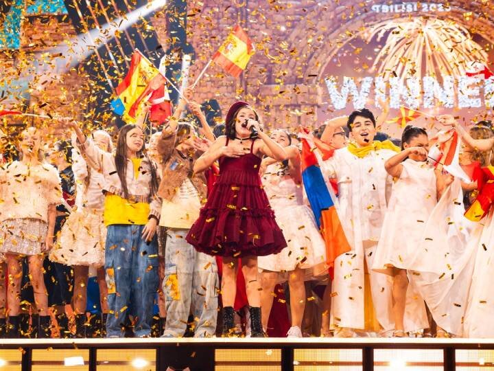 Lou Deleuze celebra su victoria con sus compañeros de Eurovisión Junior 2025
