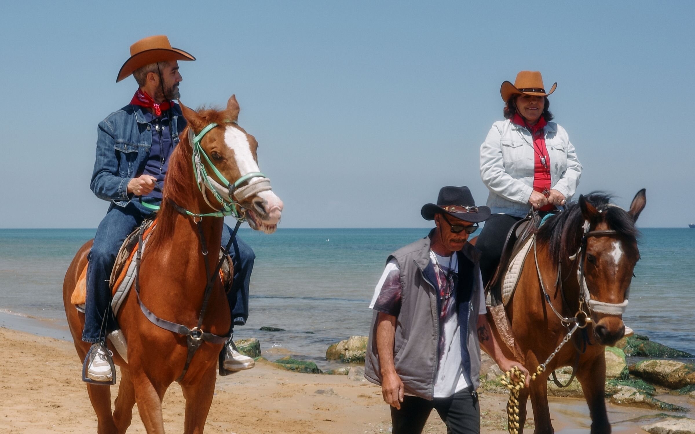 Roberto Leal junto a su madre, Mercedes, en una de sus aventuras en 'Nos vamos de madre'