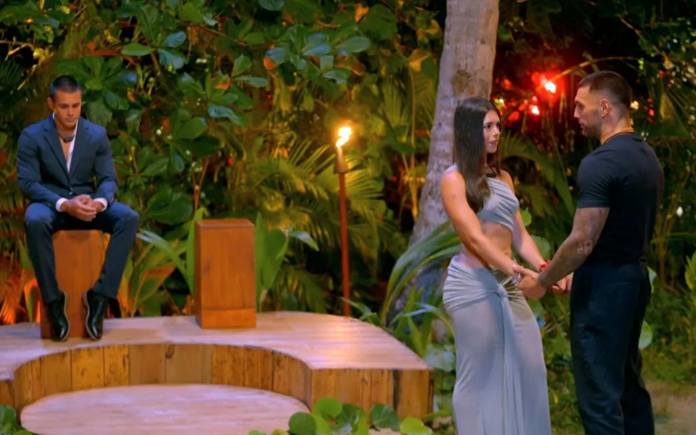 Helena junto a Barranco y Rodri en la hoguera de 'La isla de las tentaciones'