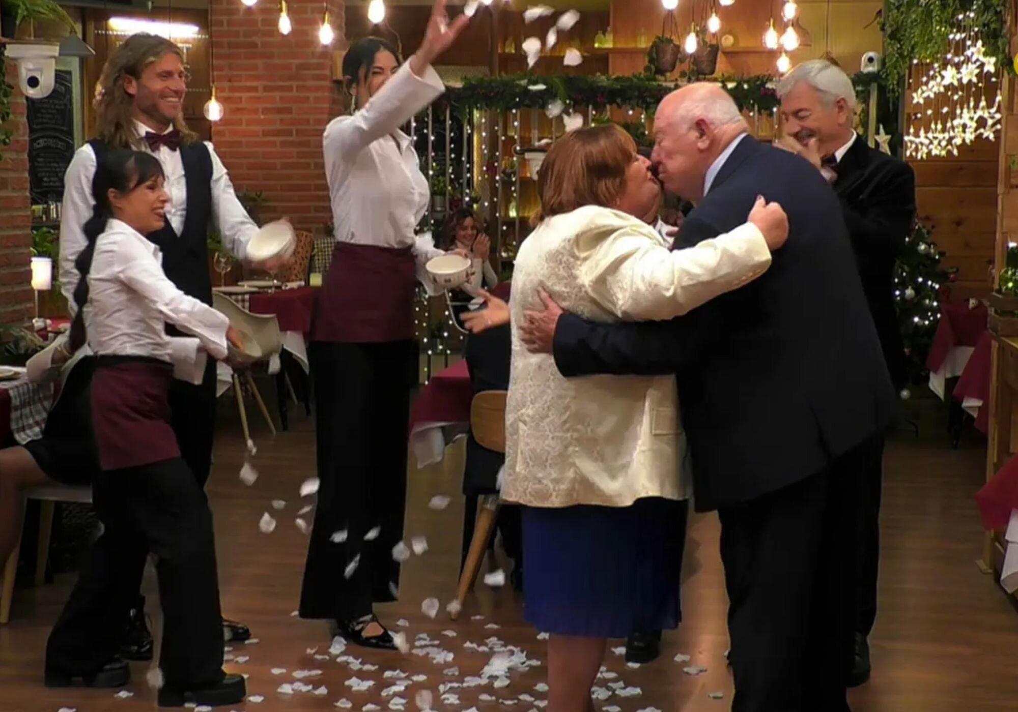 Una pareja baila en el especial navideño de 'First Dates'