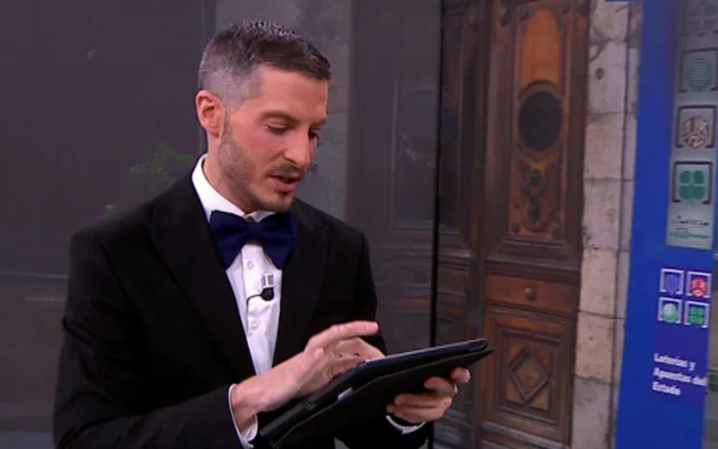 Nando Escribano en &amp;#39;Espejo público&amp;#39; comprobando décimos de lotería