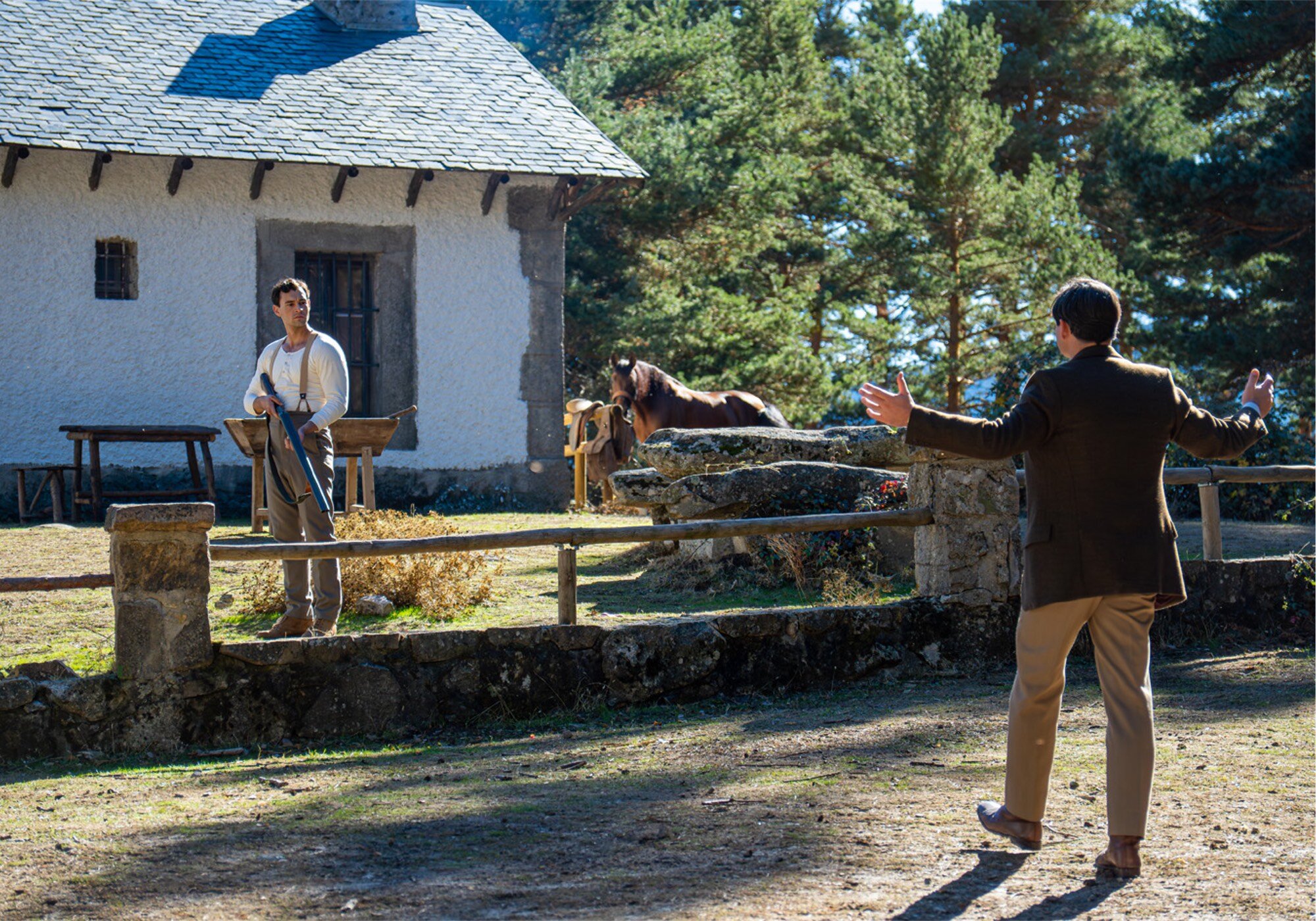 Curro apunta a Manuel en 'La promesa'