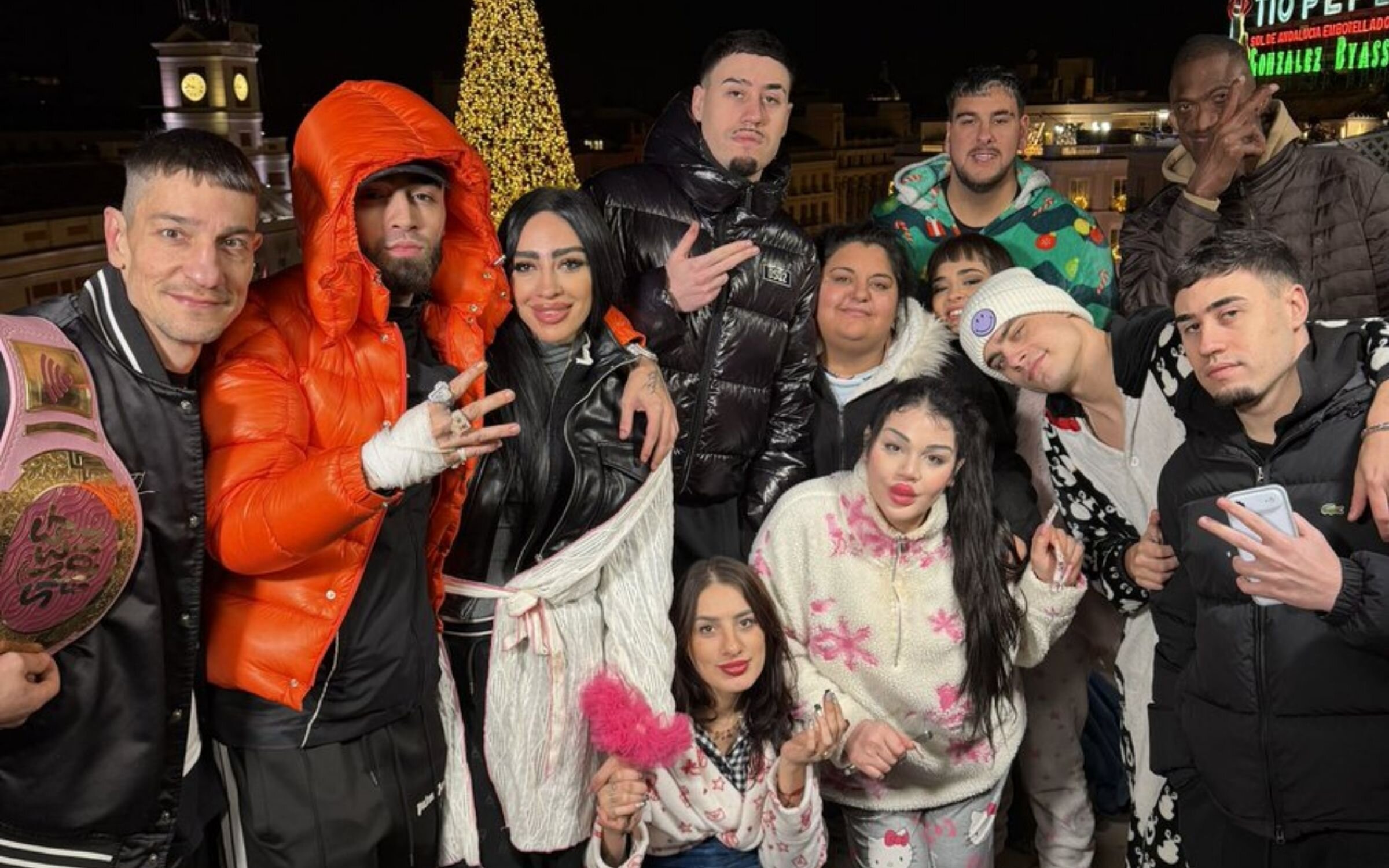 Carlos y Daniel Ramos junto a los concursantes de 'La casa de los gemelos 2' durante las Campanadas
