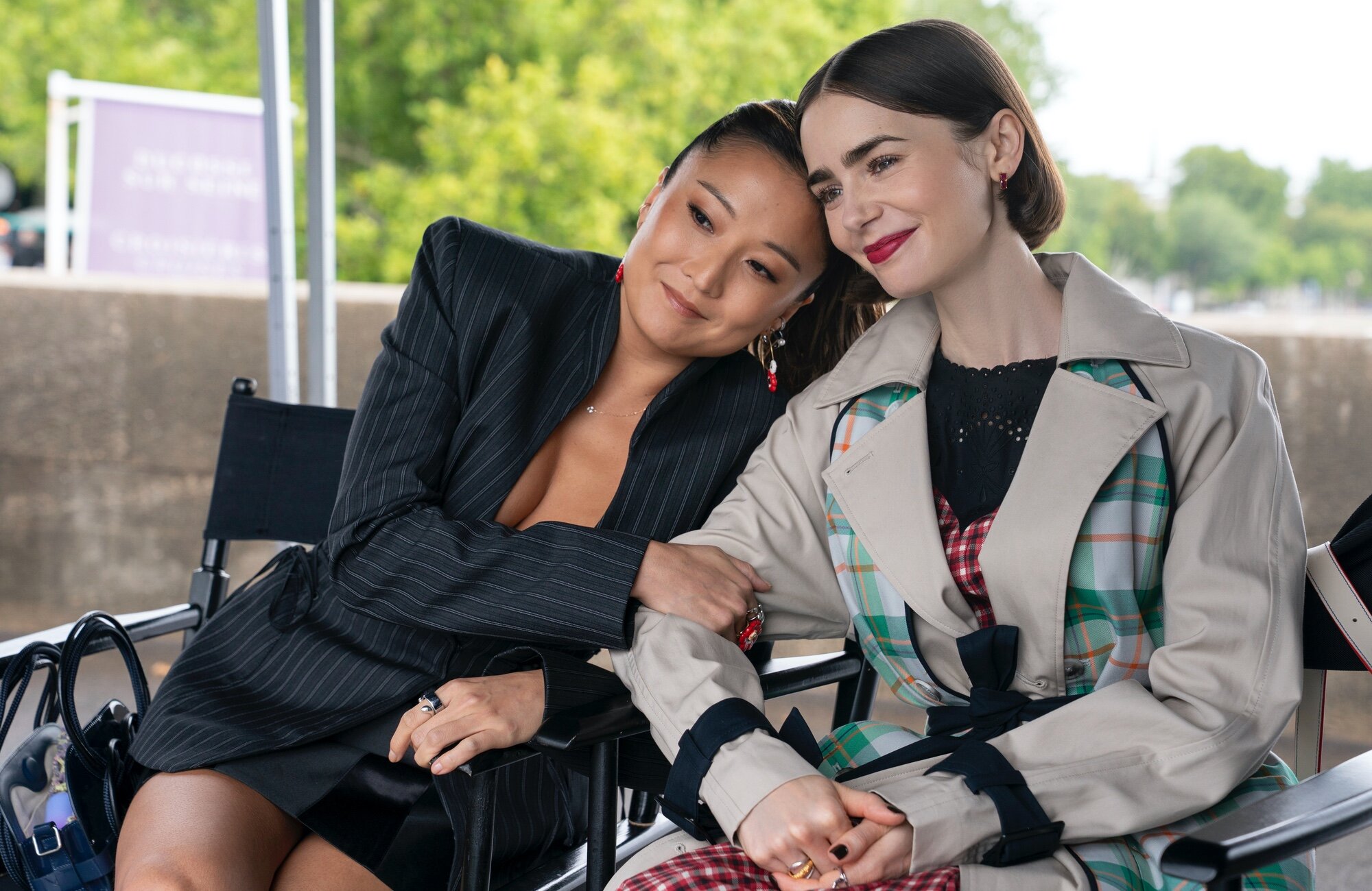 Mindy y Emily en la quinta temporada de 'Emily en París'