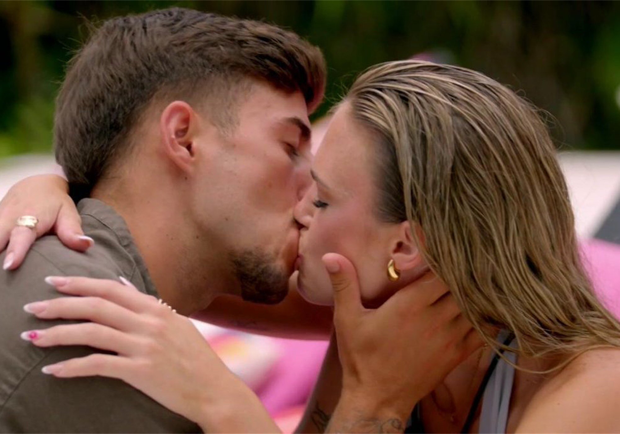 El beso de Borja y Almudena en 'La isla de las tentaciones'