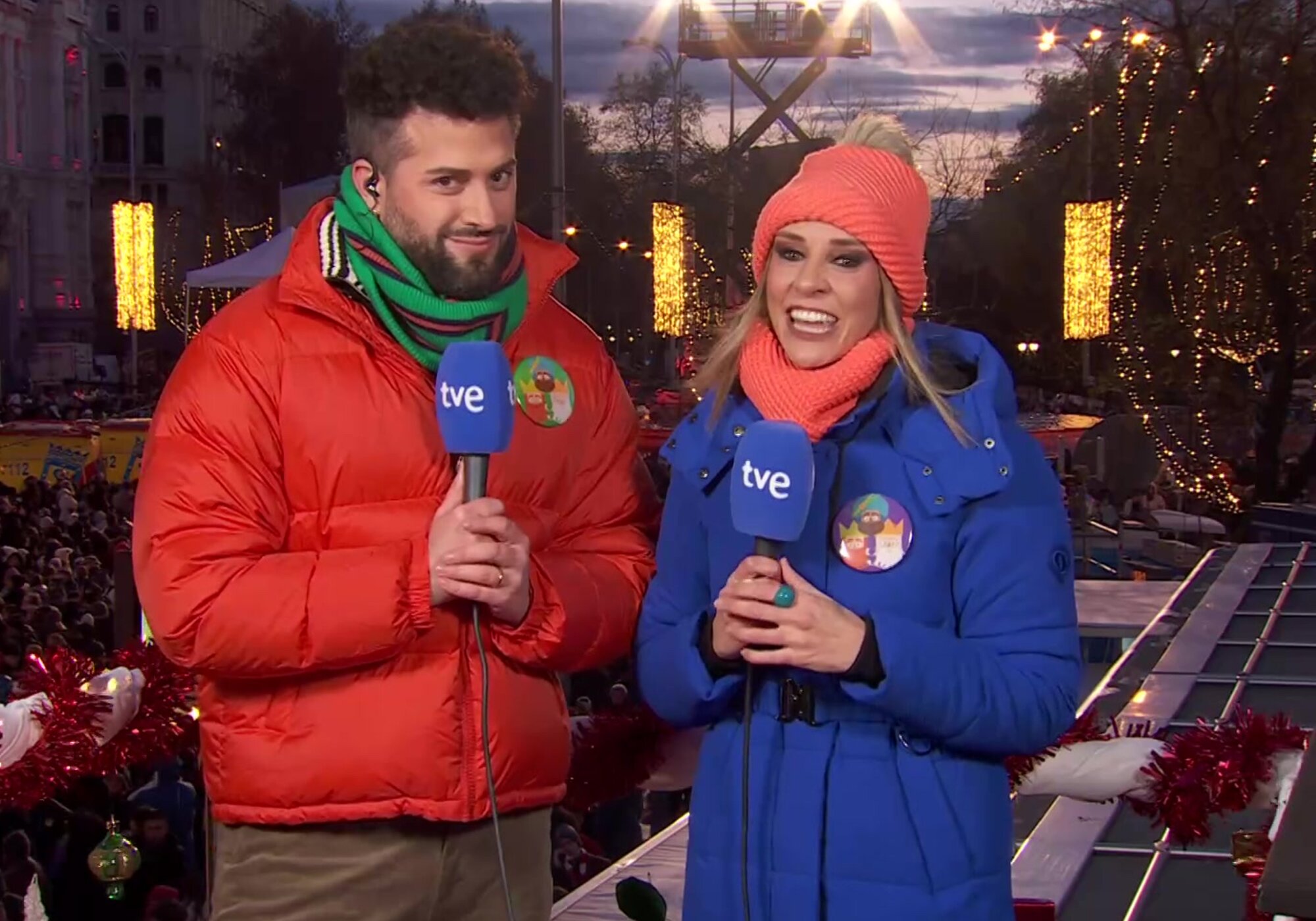 Javi de Hoyos y Ana Prada, en la Cabalgata de Reyes en La 1