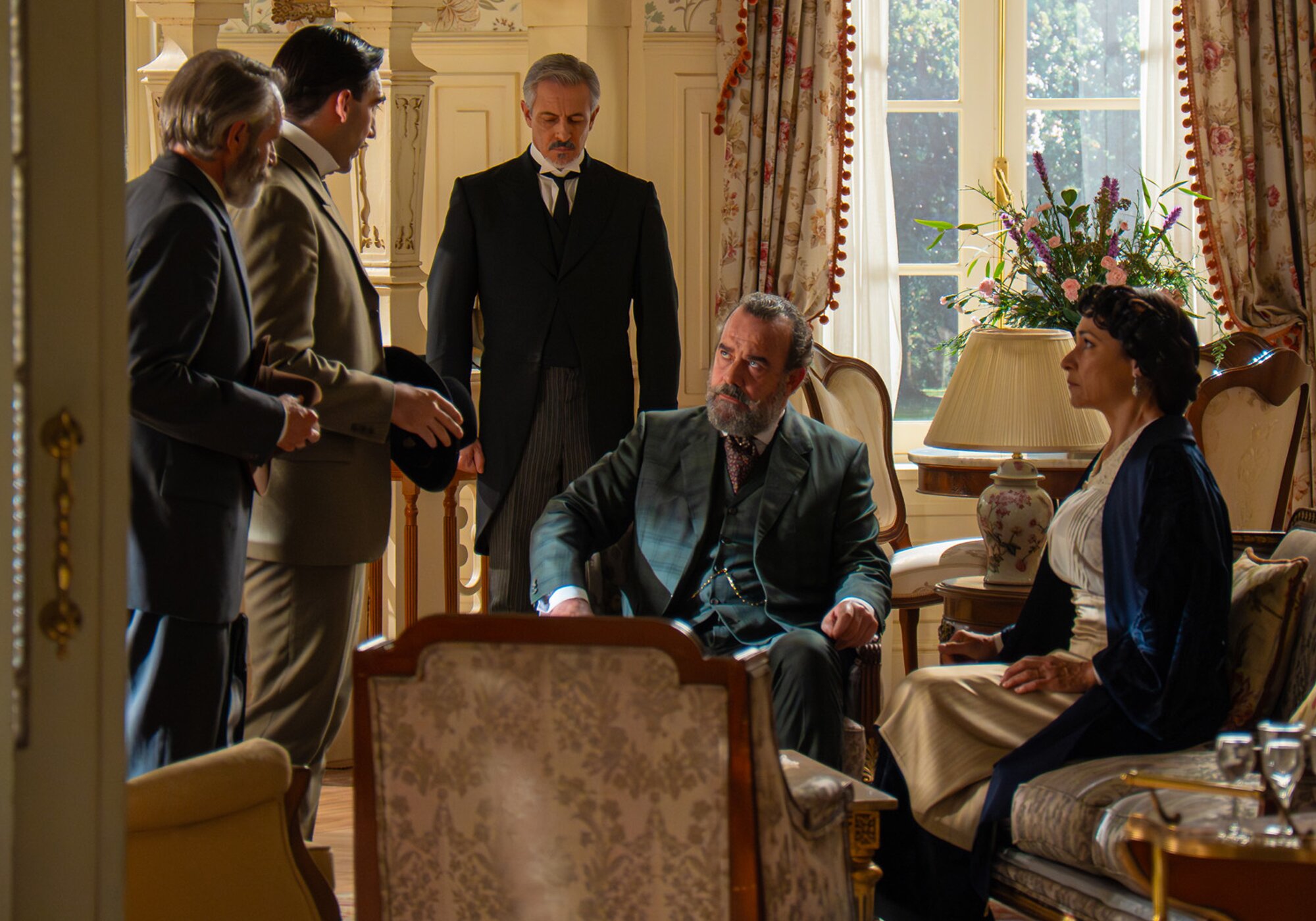 Lorenzo hablando con Alonso, Leocadia y más en 'La promesa'