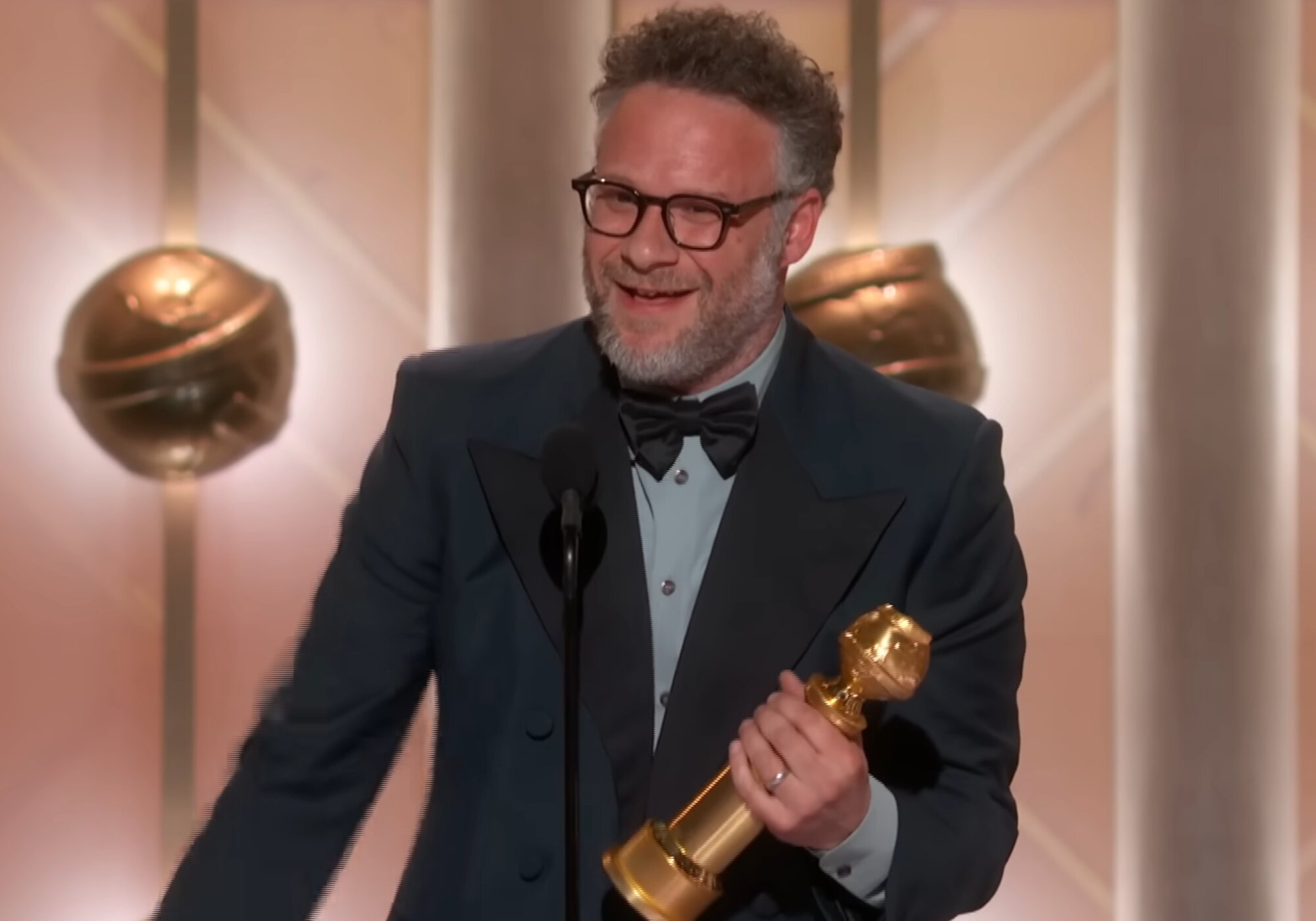 Seth Rogen se alza con su Globo de Oro por 'The Studio'
