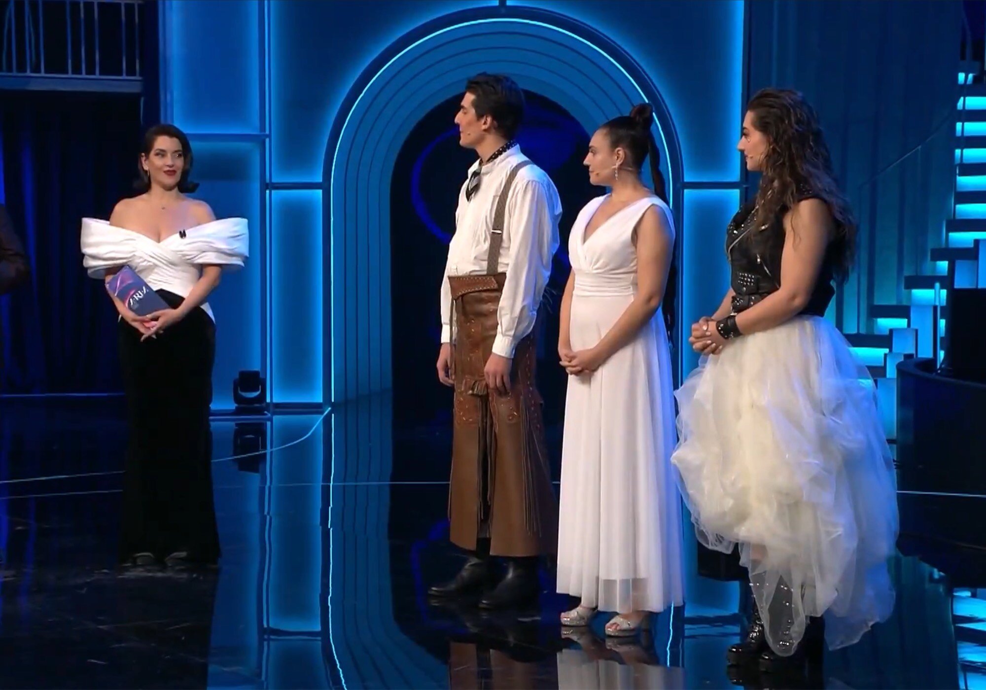 Ruth Lorenzo mira a los tres finalistas de 'Aria, locos por la ópera'