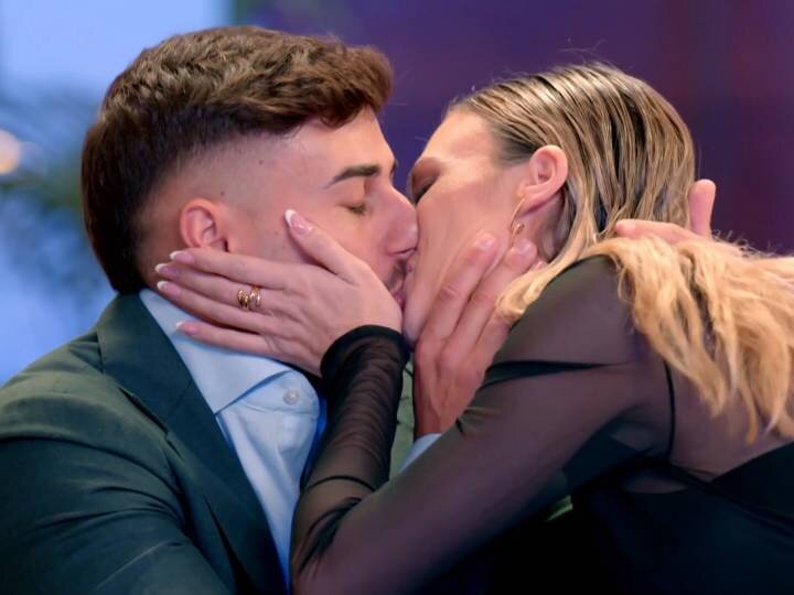 Borja y Almudena se besan en el reencuentro de 'La isla de las tentaciones 9'