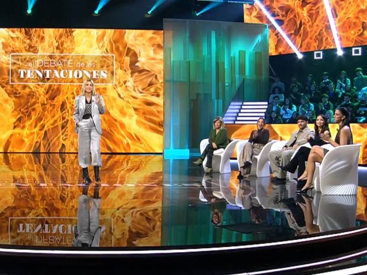 Sandra Barneda junto a algunos colaboradores de 'El debate de las tentaciones'