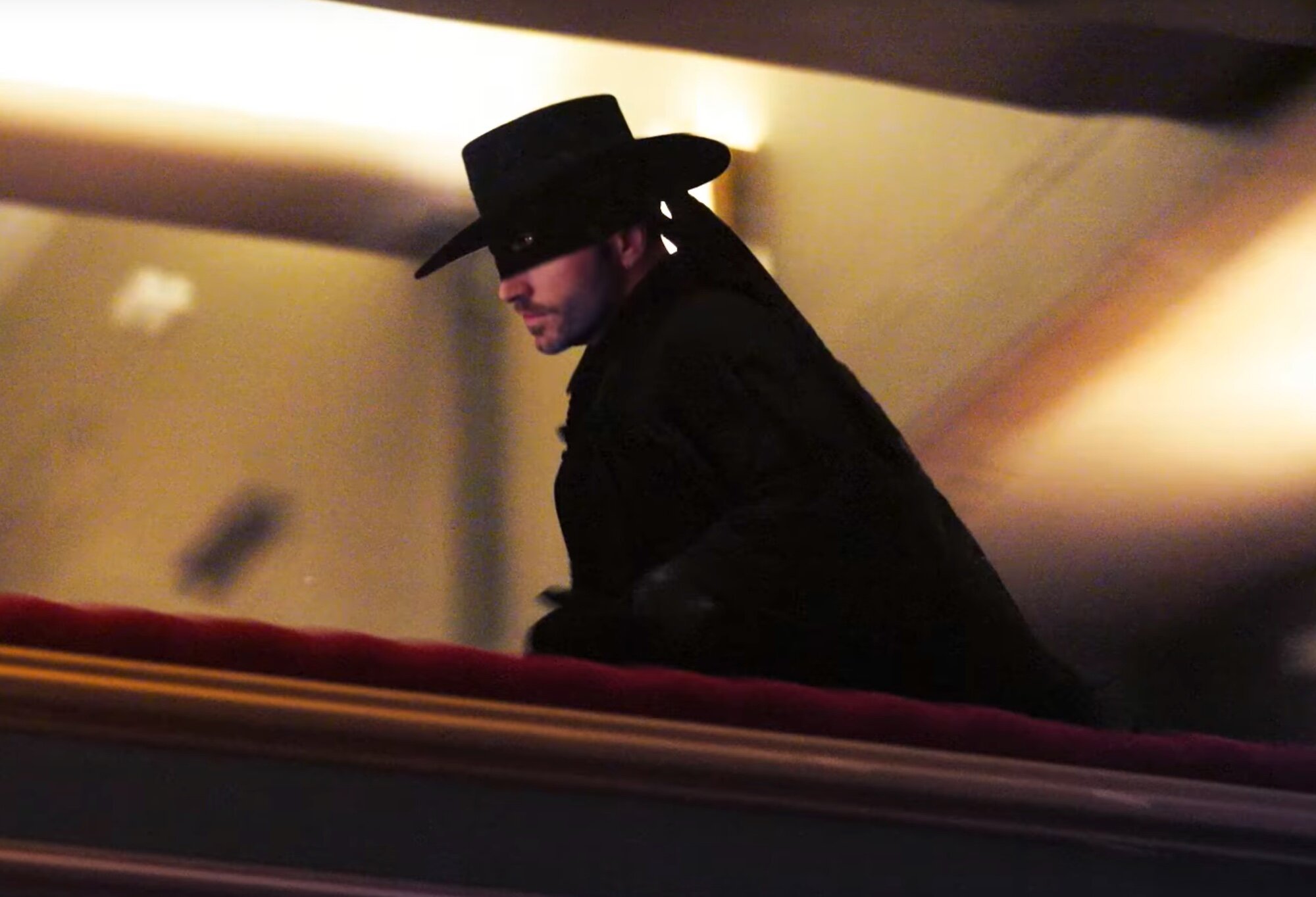 David Bustamante corre como el justiciero enmascarado en el teaser de 'El Zorro. El musical'