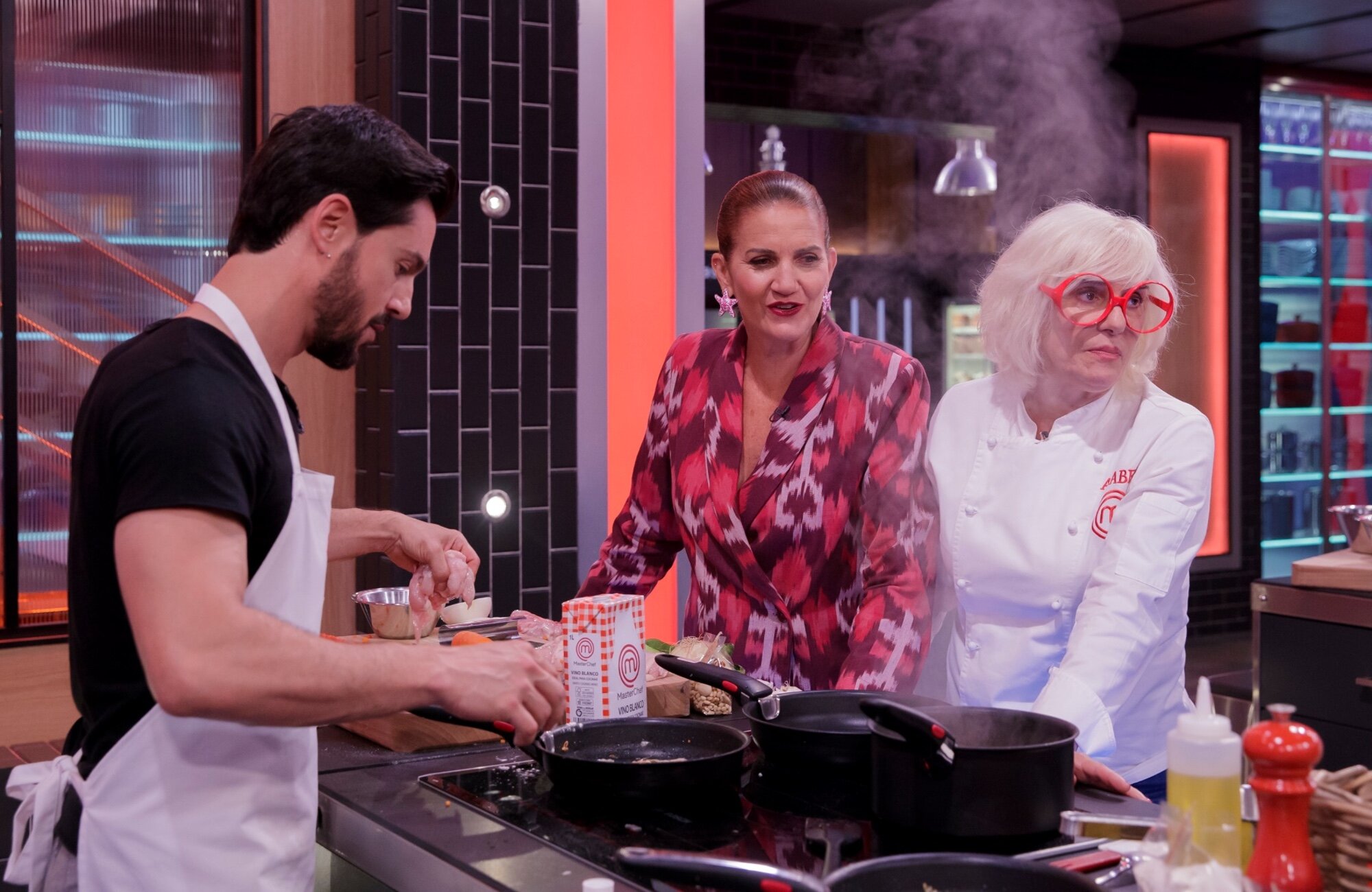 Samantha Vallejo-Nágera visita el puesto de cocina de Alejo Sauras junto a Anabel Alonso en 'MasterChef Celebrity'