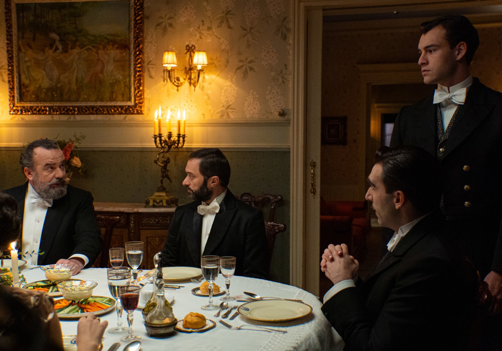 Curro, de pie junto a los nobles de 'La promesa'