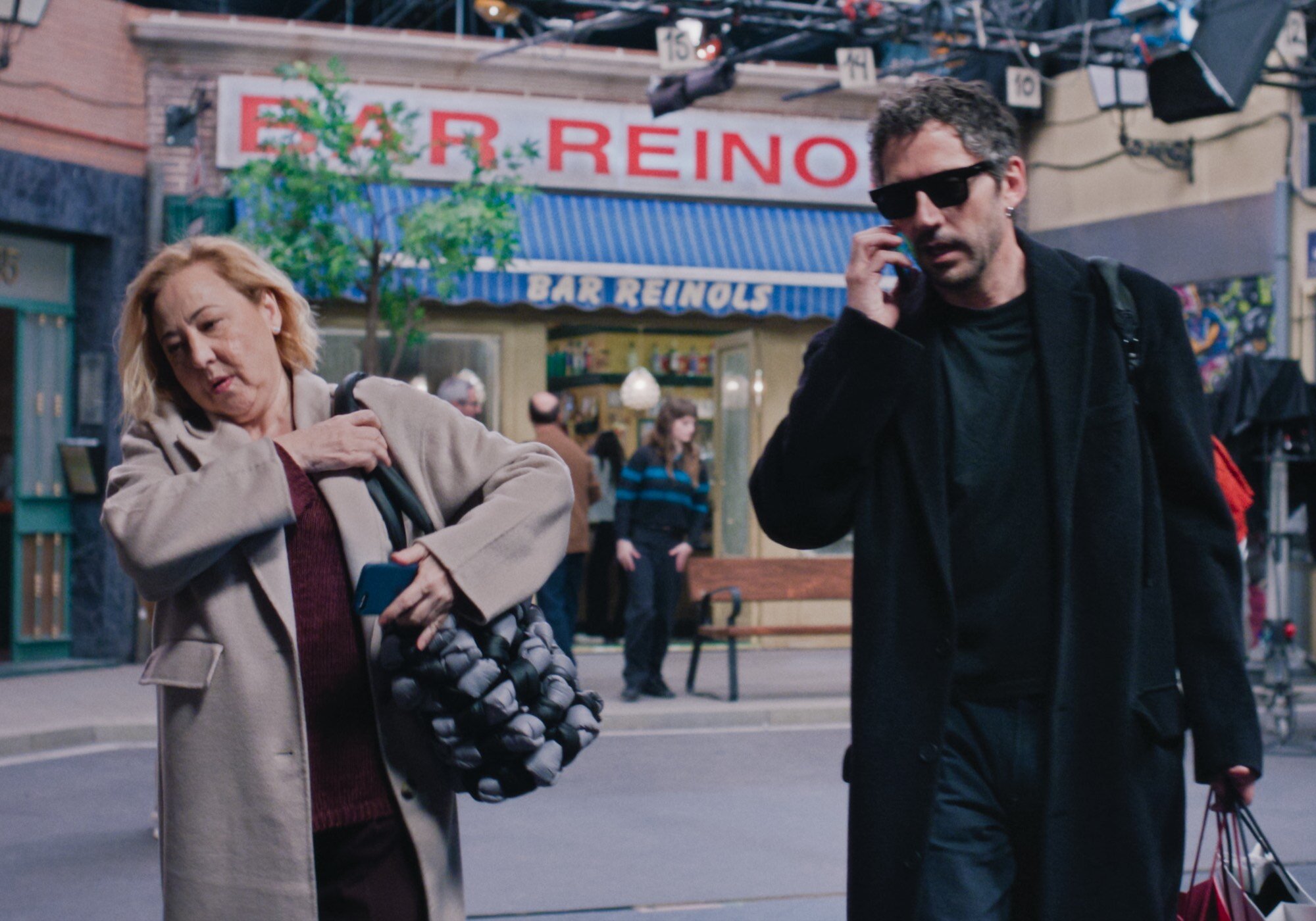 Carmen Machi y Paco León, en el plató de 'Aída' rodando 'Aída y vuelta'