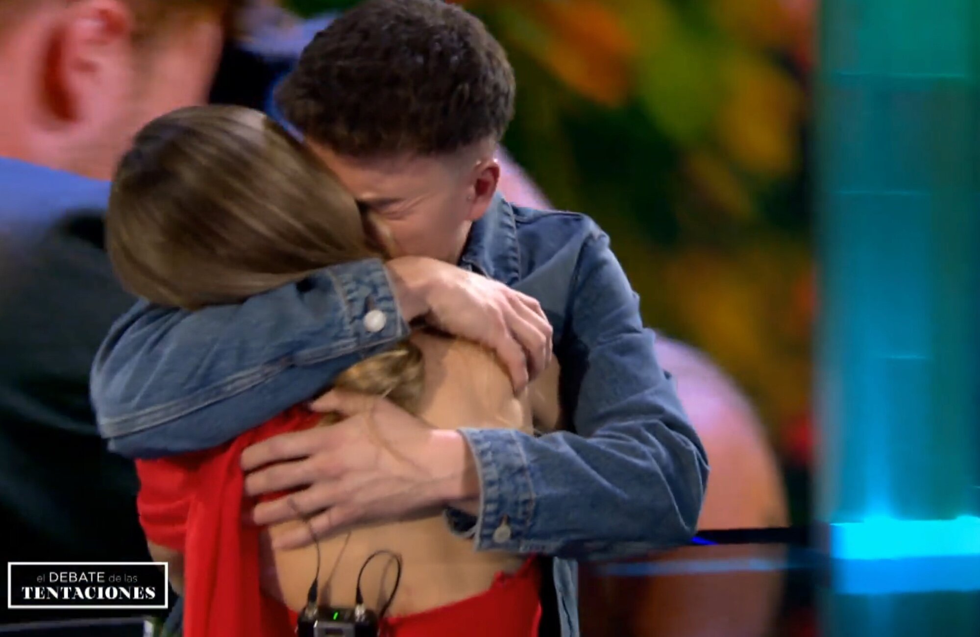 Darío y Almudena se funden en un emotivo abrazo en 'El debate final de las tentaciones'