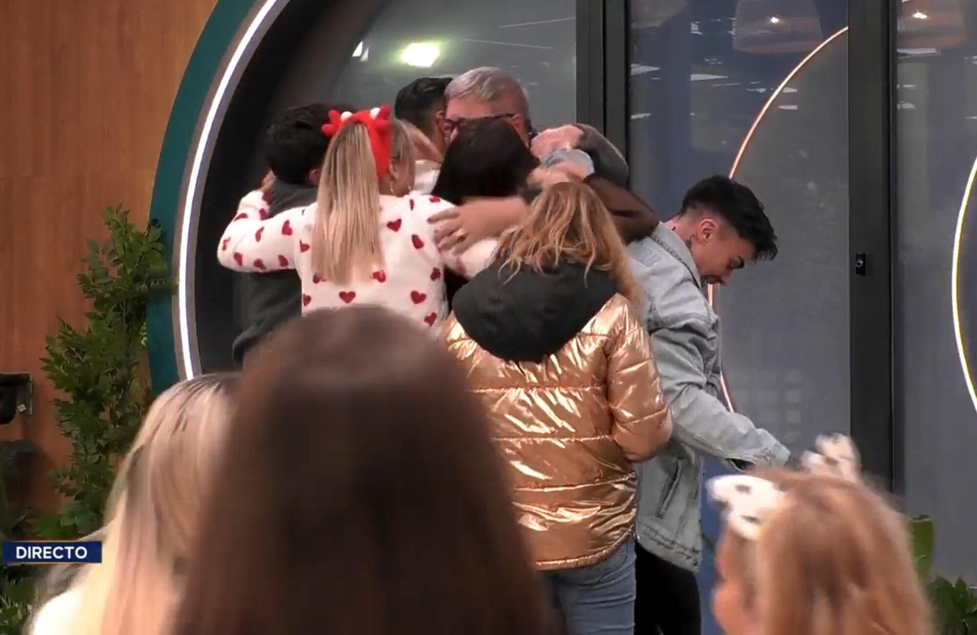 Los concursantes de 'GH Dúo' corren a abrazar a Antonio Canales