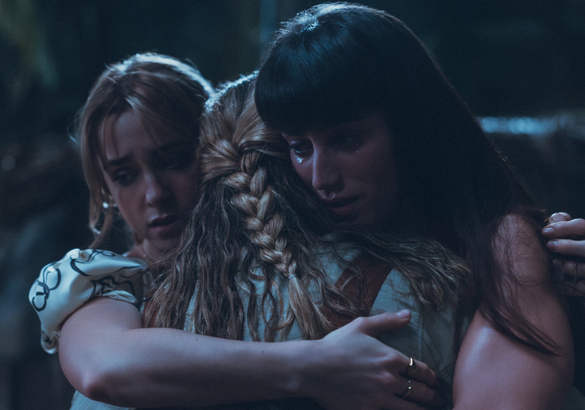 Clara Galle y Claudia Salas abrazan a Paula Usero en 'Esa noche'