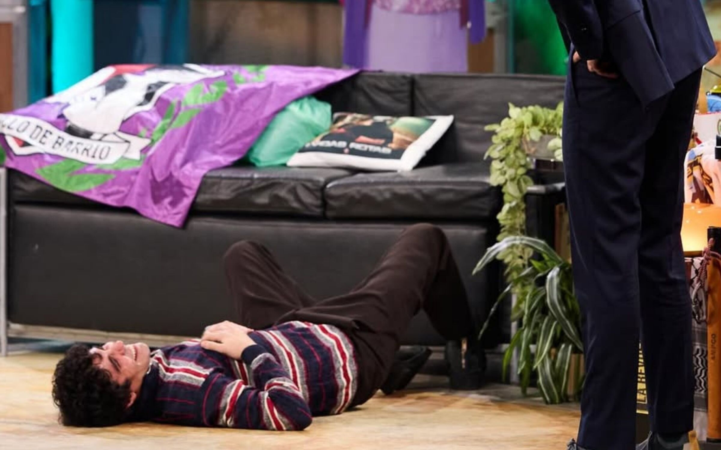 Javier Ambrossi improvisa una cita en 'La revuelta'