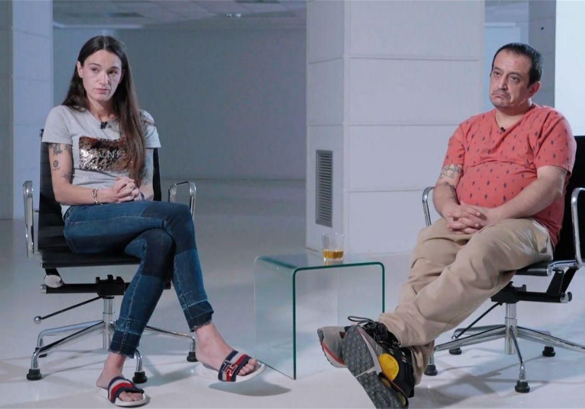 Silvia Charro y Simón Pérez dando declaraciones en 'Equipo de investigación