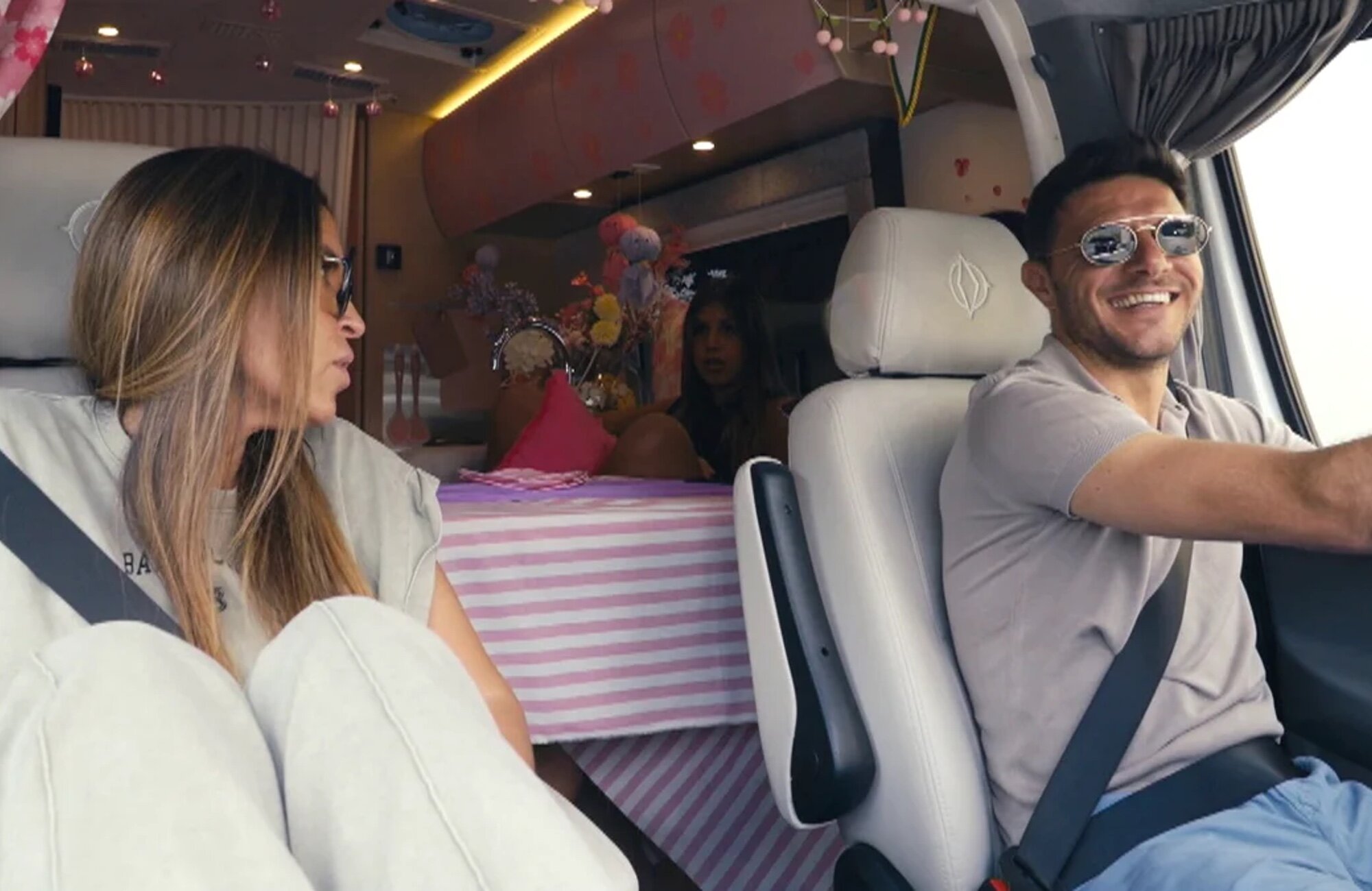 Joaquín Sánchez conduce la caravana familiar en 'El capitán en Japón'