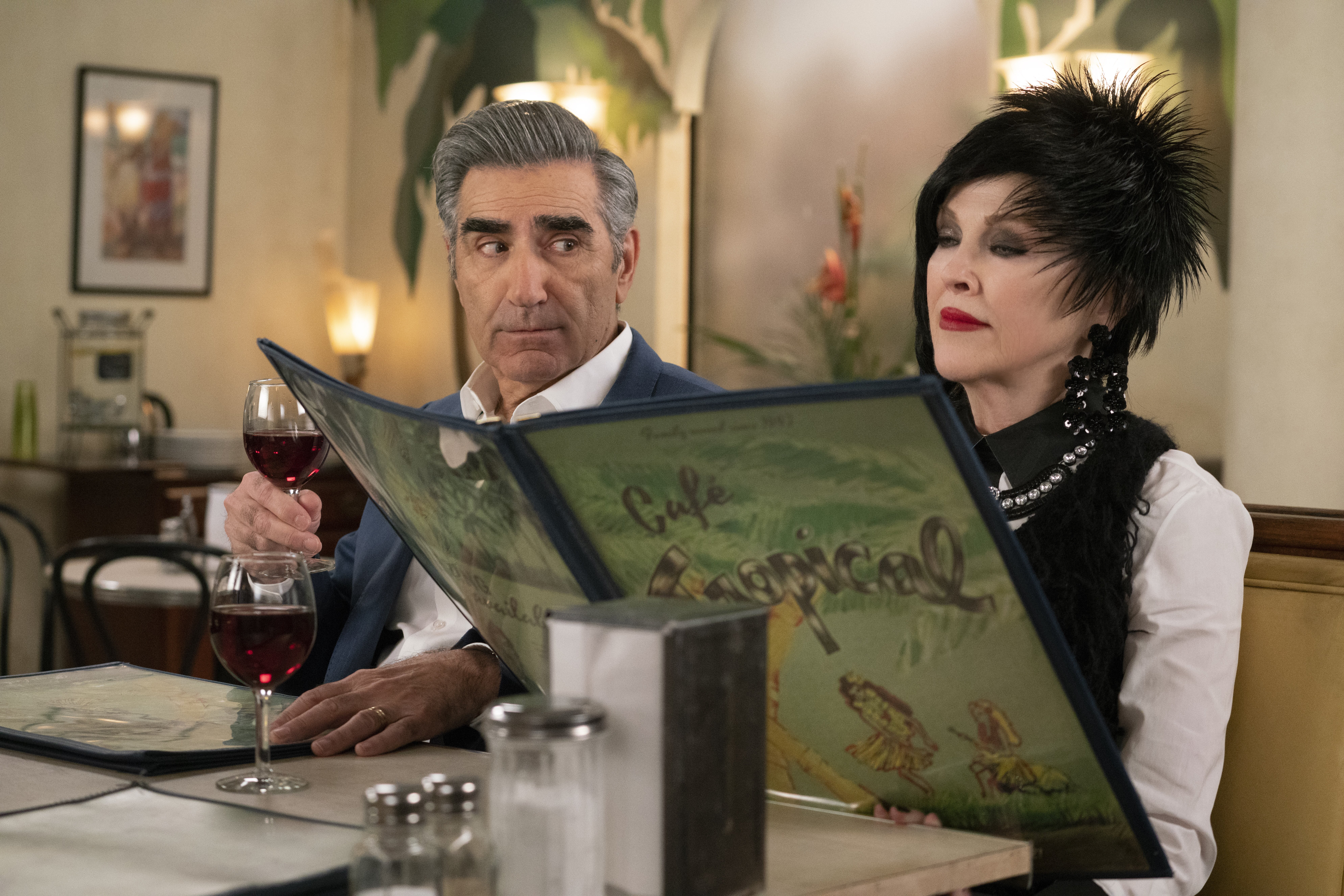 Catherine O'Hara, junto a Eugene Levy en 'Schitt's Creek'
