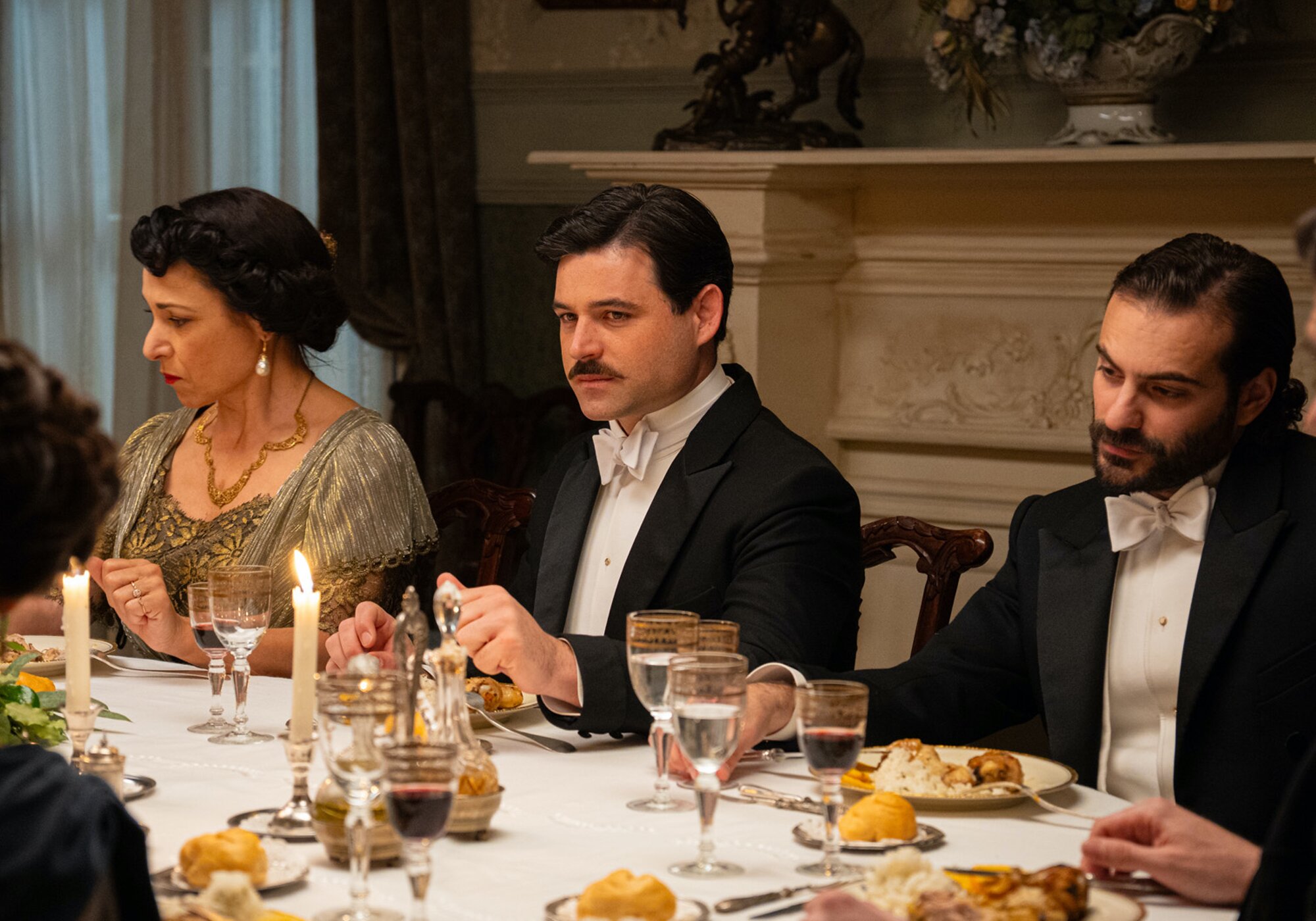 Manuel, pensativo en la cena de 'La promesa'