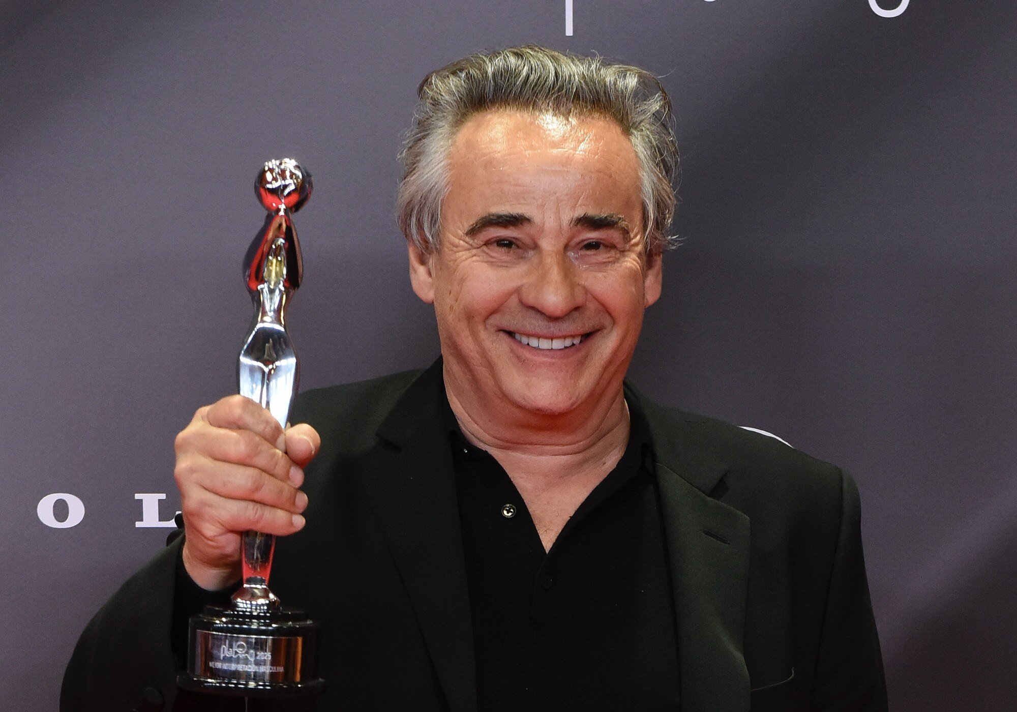 Eduard Fernández con su Premio Platino al mejor actor protagonista por 'Marco'