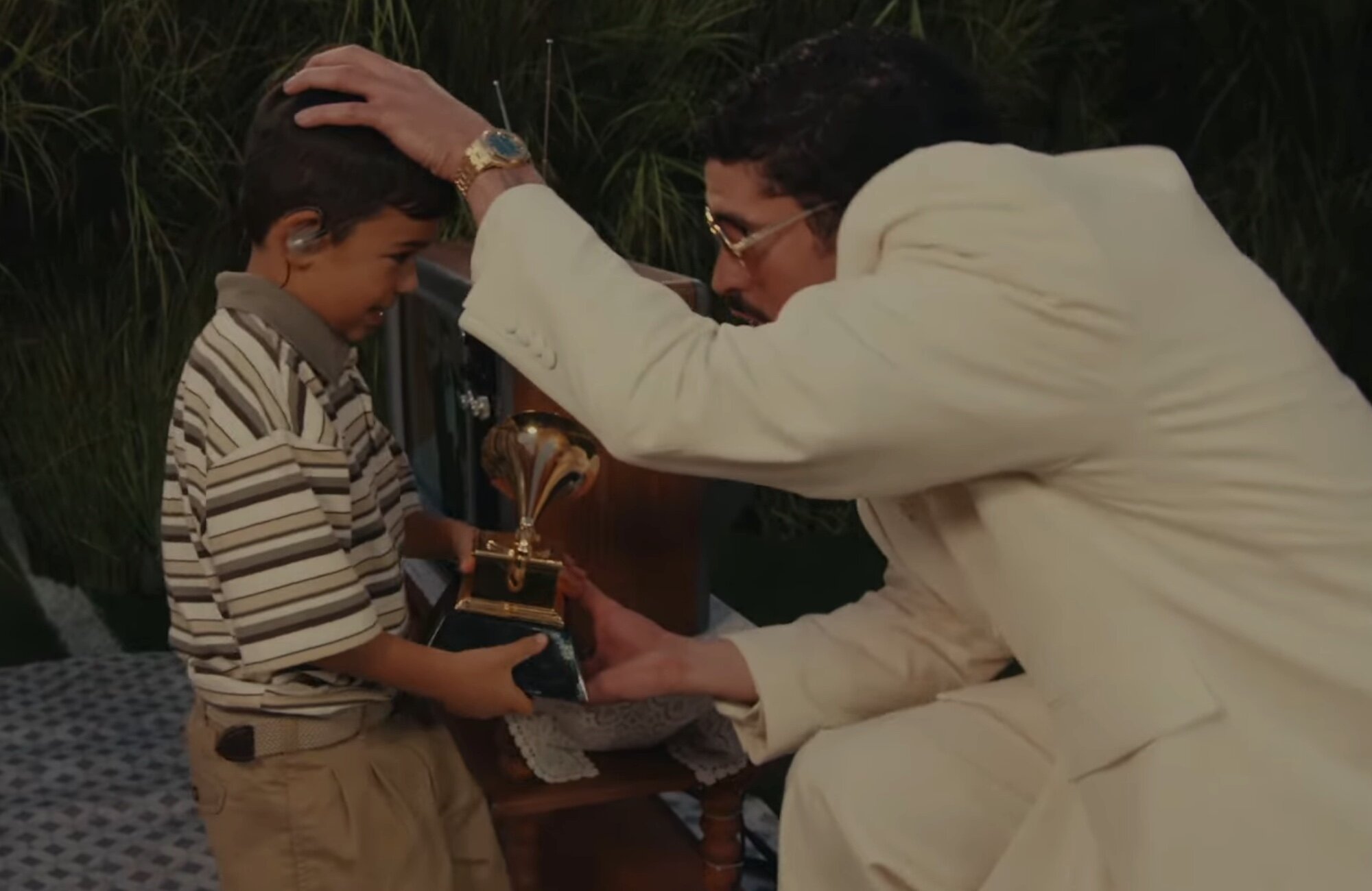Bad Bunny le entrega ssu Grammy a un niño en la actuación de la Super Bowl